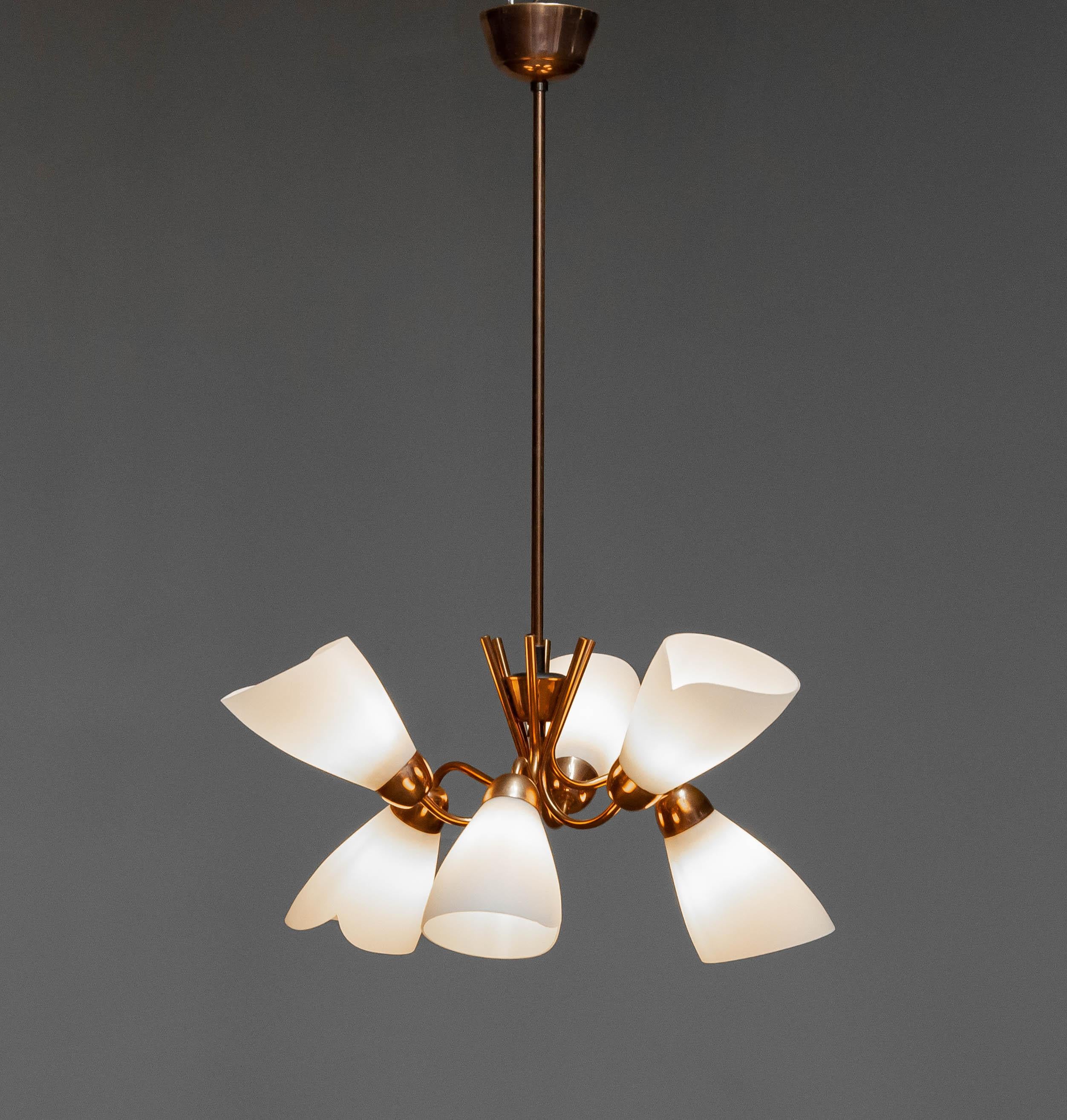XX secolo Lampadario in rame rosso del 1950 con paralumi in vetro opalino realizzato da un designer svedese