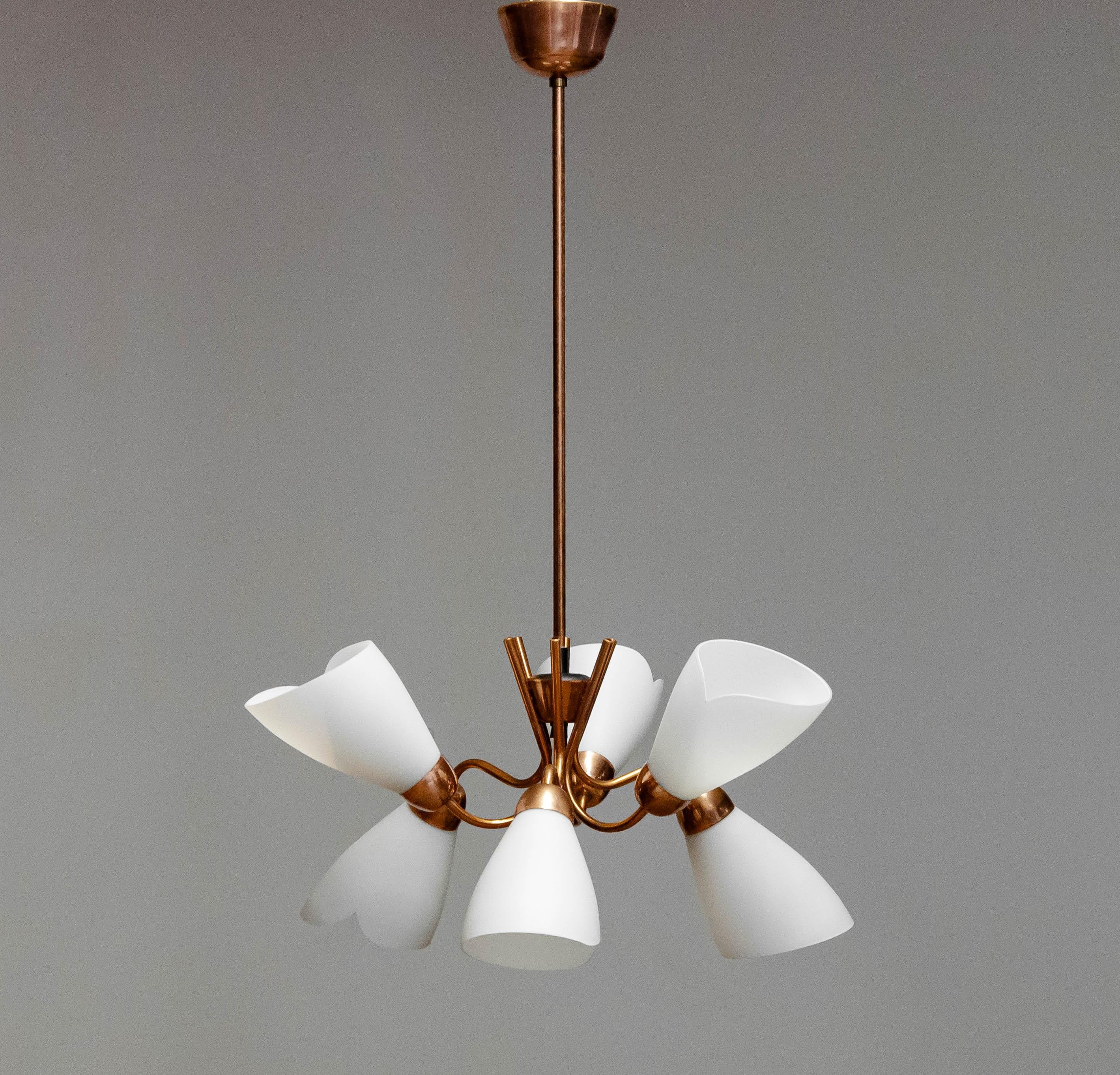 Rame Lampadario in rame rosso del 1950 con paralumi in vetro opalino realizzato da un designer svedese
