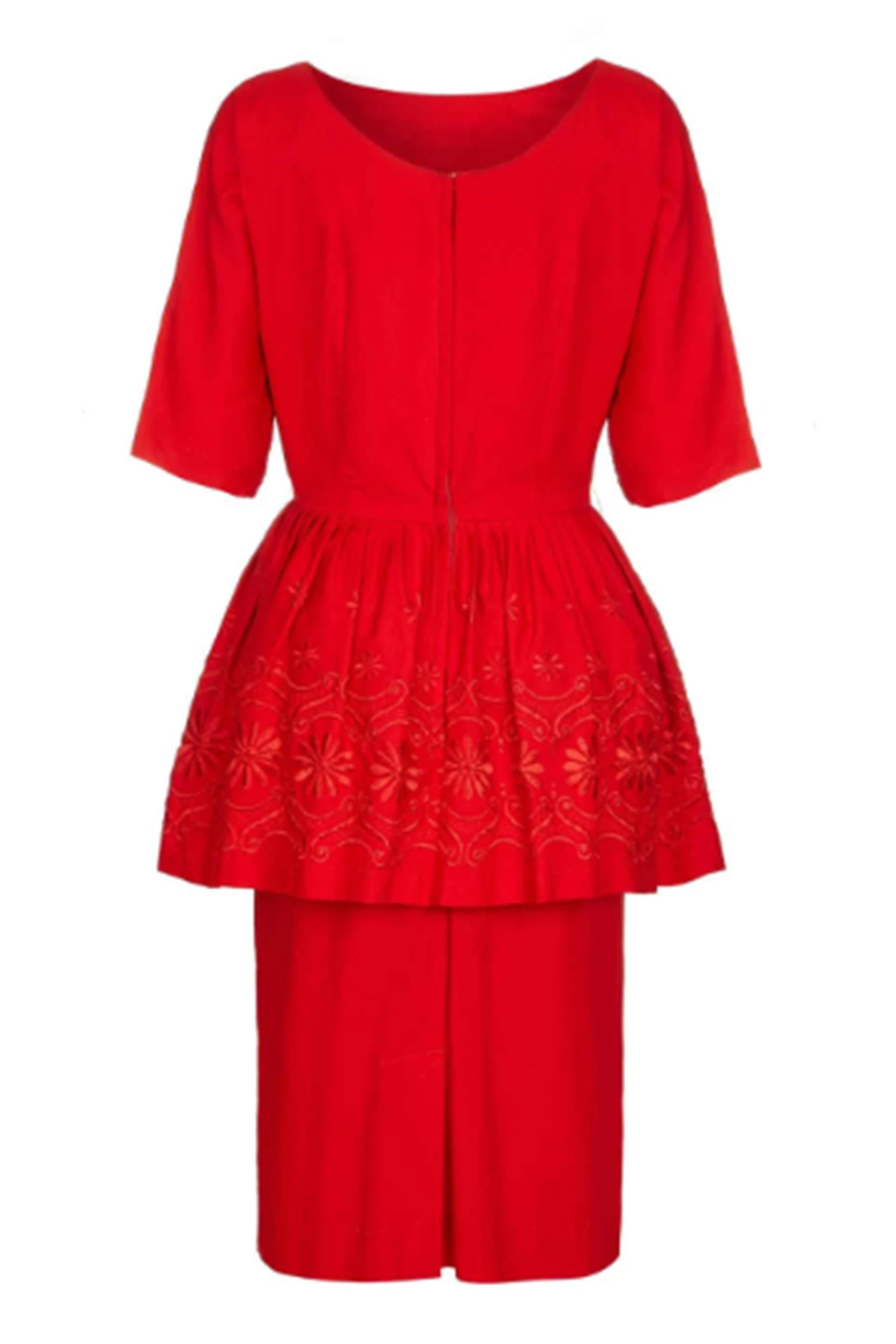 1950s Red Cotton Dress with Embroidered Peplum In Excellent Condition For Sale In London, GB