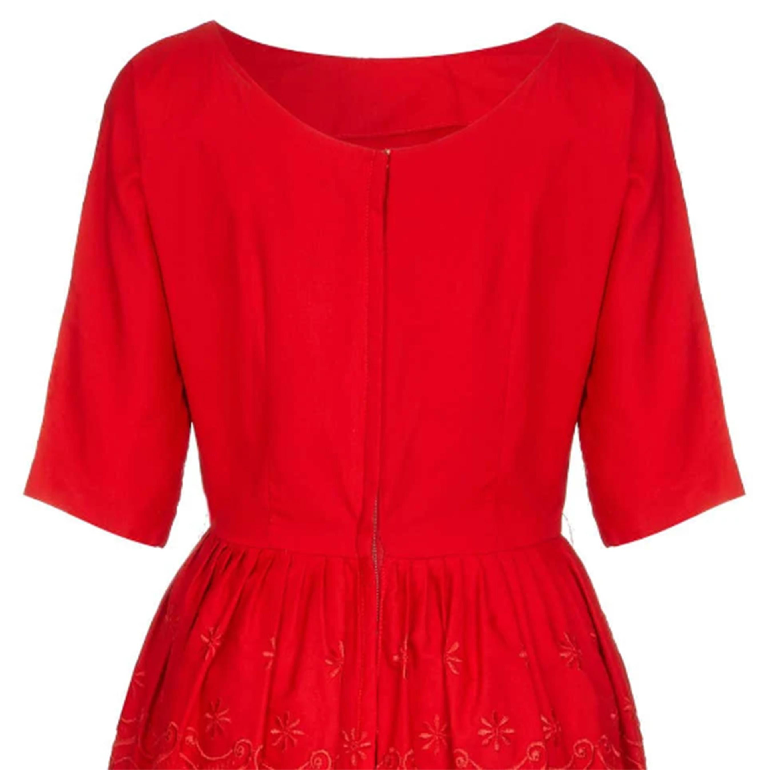 Rotes Baumwollkleid aus den 1950er Jahren mit besticktem Schößchen im Angebot 1