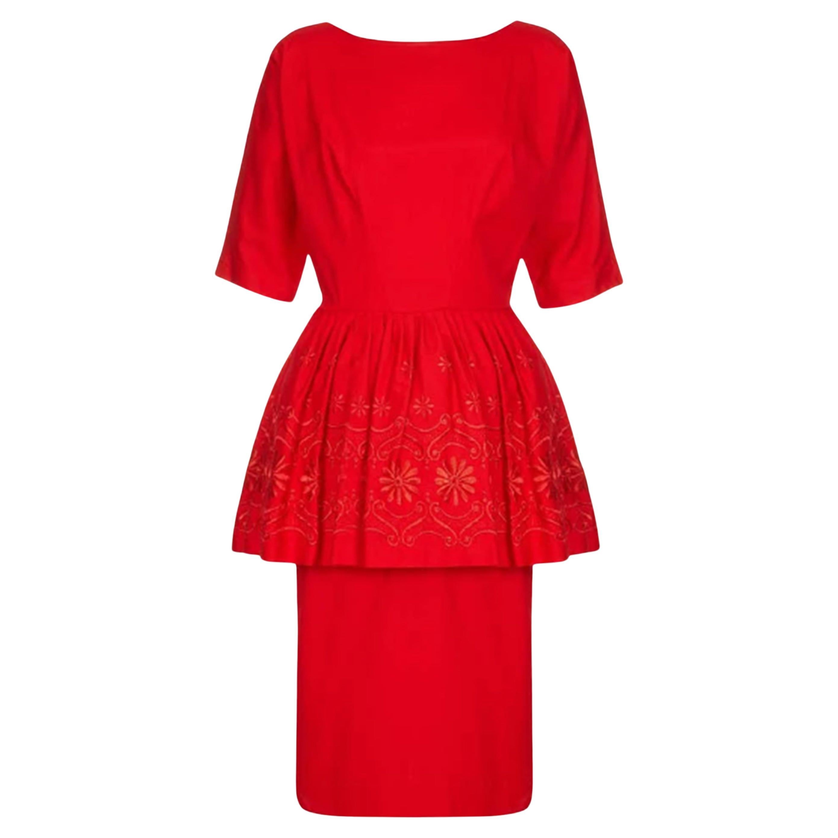 Rotes Baumwollkleid aus den 1950er Jahren mit besticktem Schößchen im Angebot