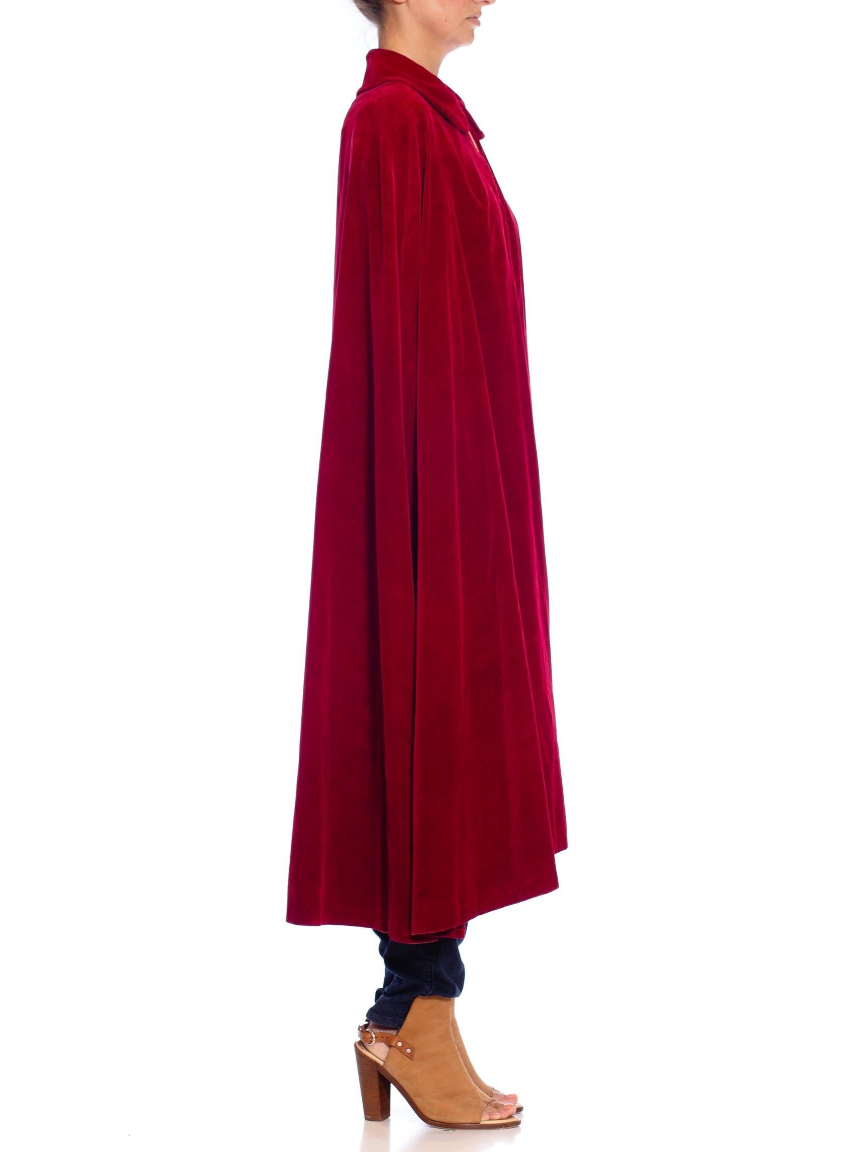 1950S Rotes Baumwollsamt Cape mittlerer Länge im Zustand „Hervorragend“ im Angebot in New York, NY