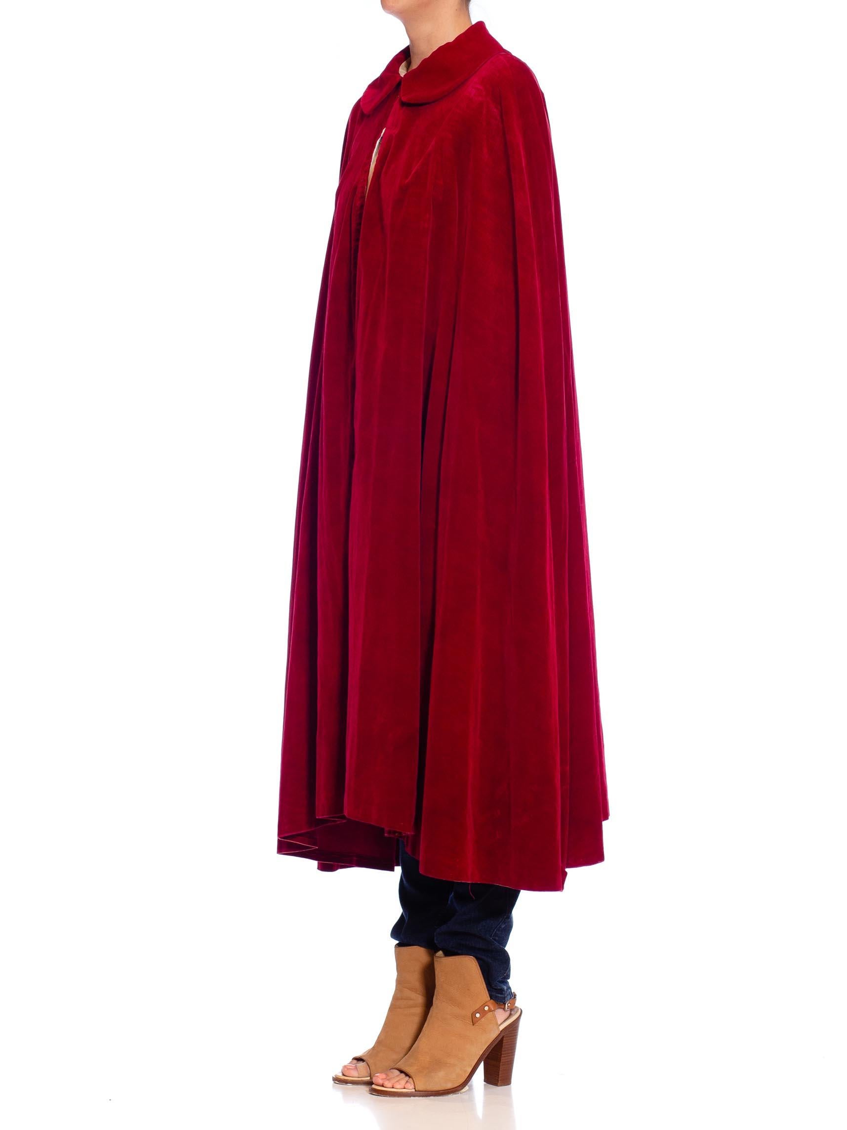 1950S Red Cotton Velvet Mid Length Cape In Excellent Condition For Sale In New York, NY