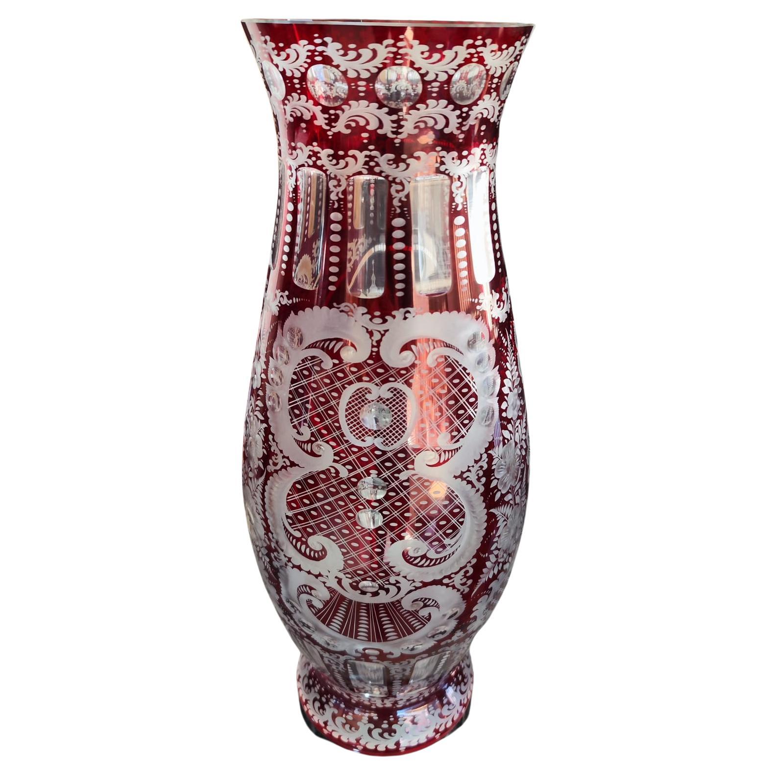 Vase en cristal rouge taillé des années 1950 