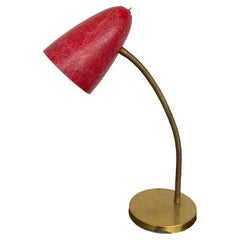 Lampe de table à abat-jour en fibre de verre rouge et base en laiton des années 1950