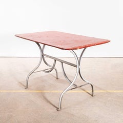 Roter, schwerer französischer Gartentisch aus den 1950er Jahren