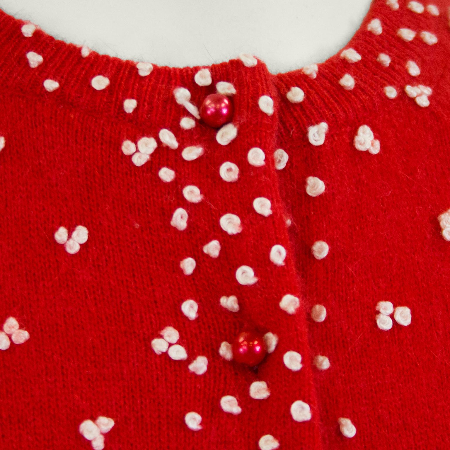 Cardigan en tricot rouge avec détails de nœuds français, années 1950 Bon état - En vente à Toronto, Ontario