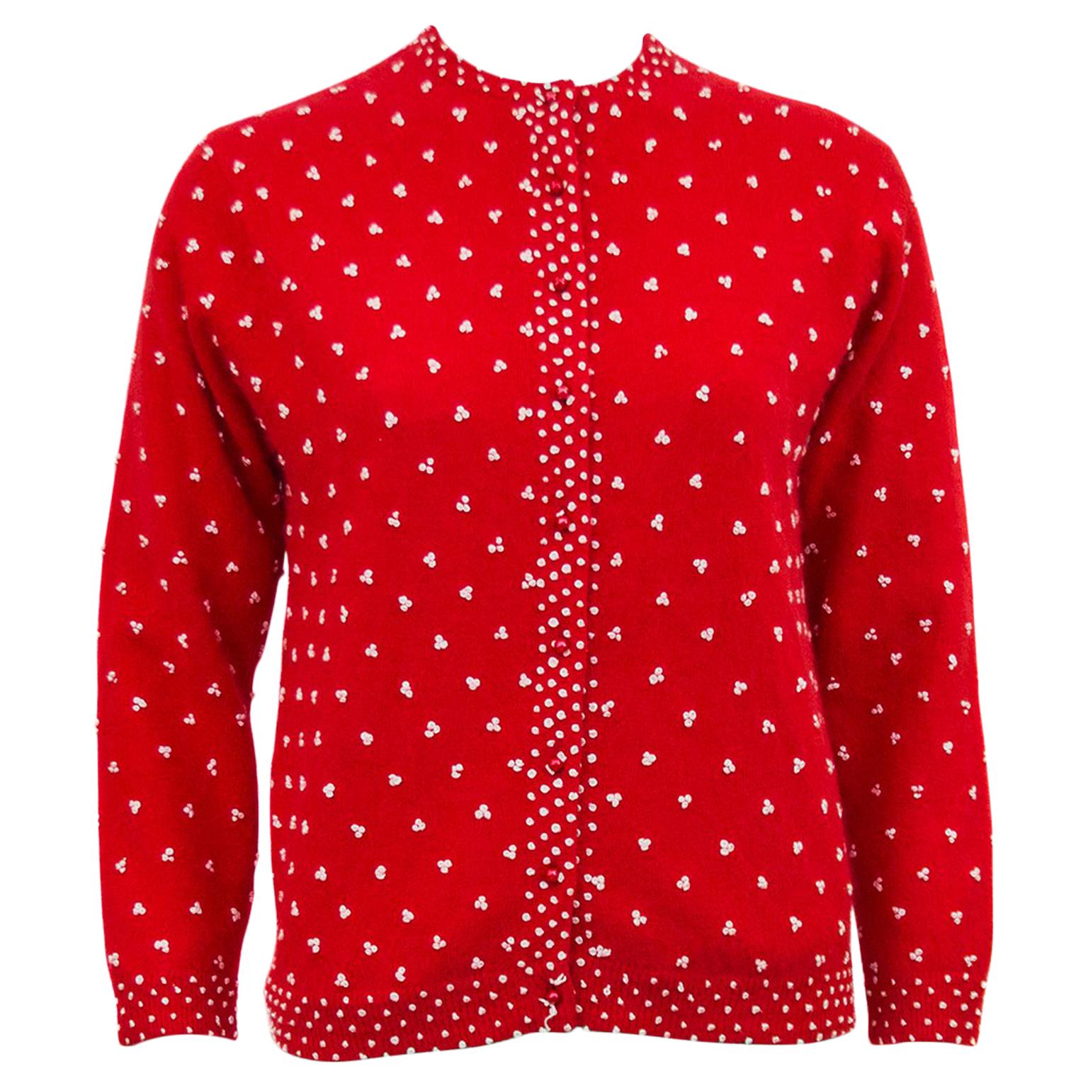 Cardigan en tricot rouge avec détails de nœuds français, années 1950 en vente