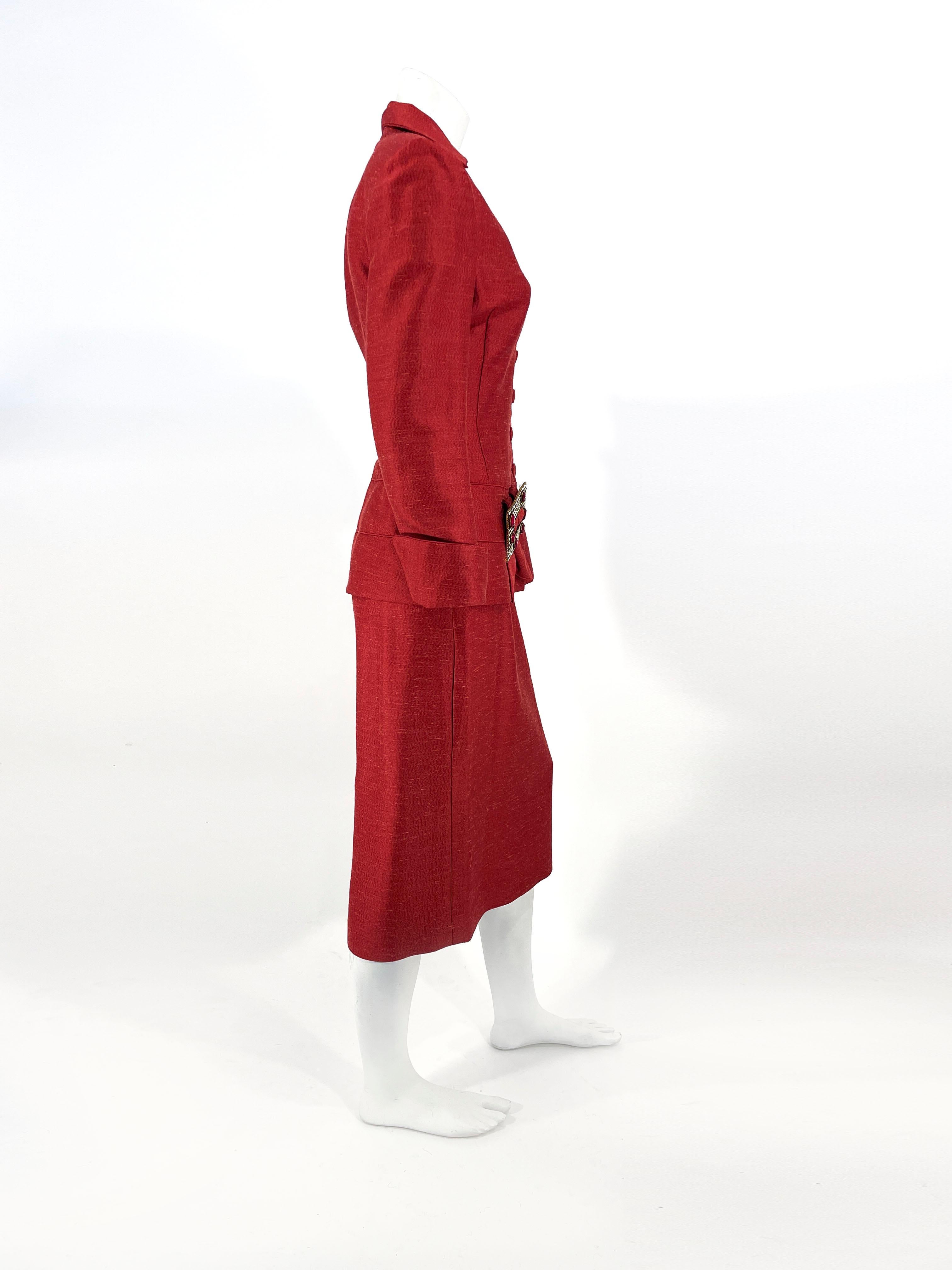 Roter Lilli Ann Anzug aus den 1950er Jahren mit strassbesetztem Schnallenakzent im Angebot 1