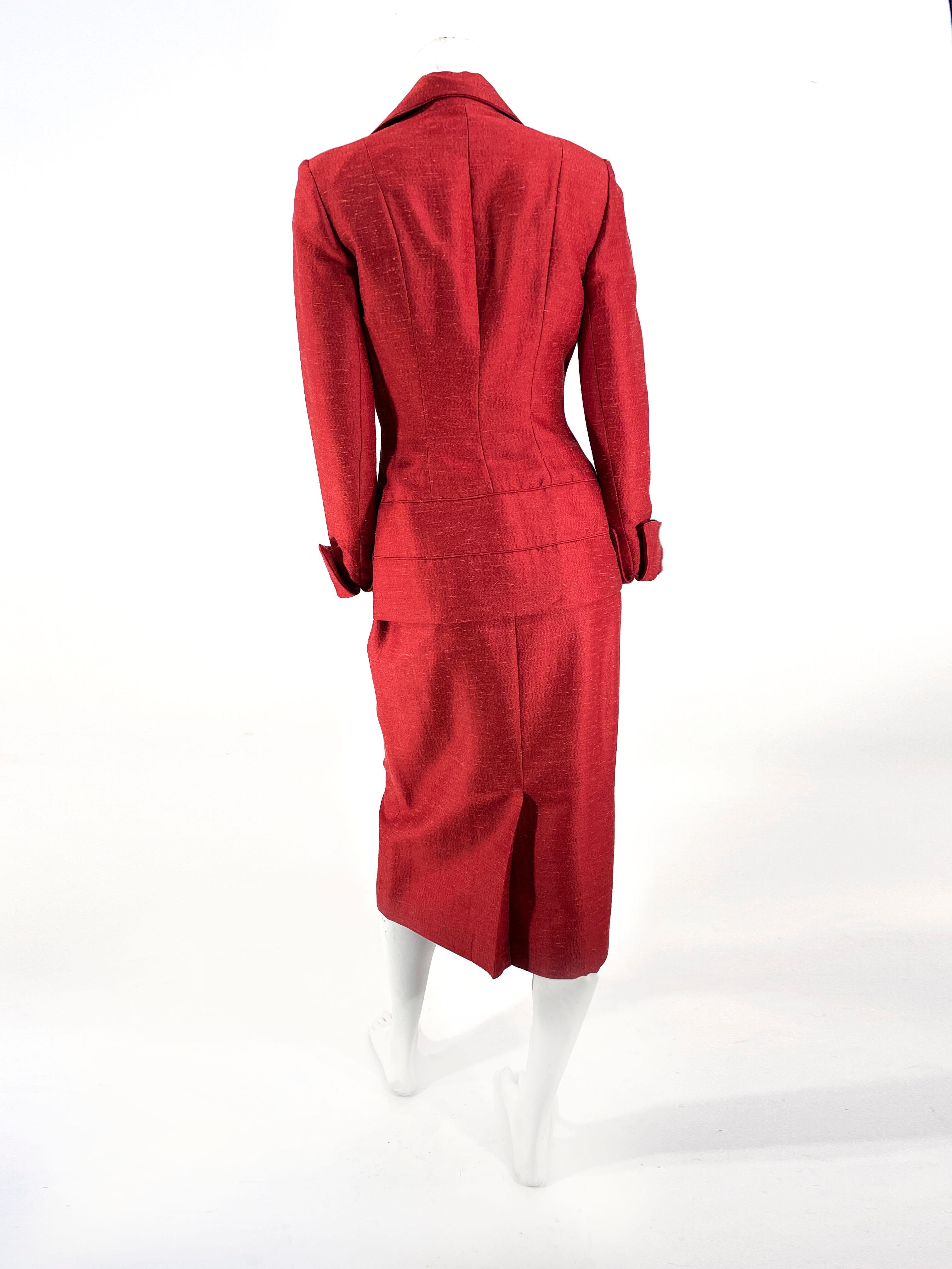 Roter Lilli Ann Anzug aus den 1950er Jahren mit strassbesetztem Schnallenakzent im Angebot 2