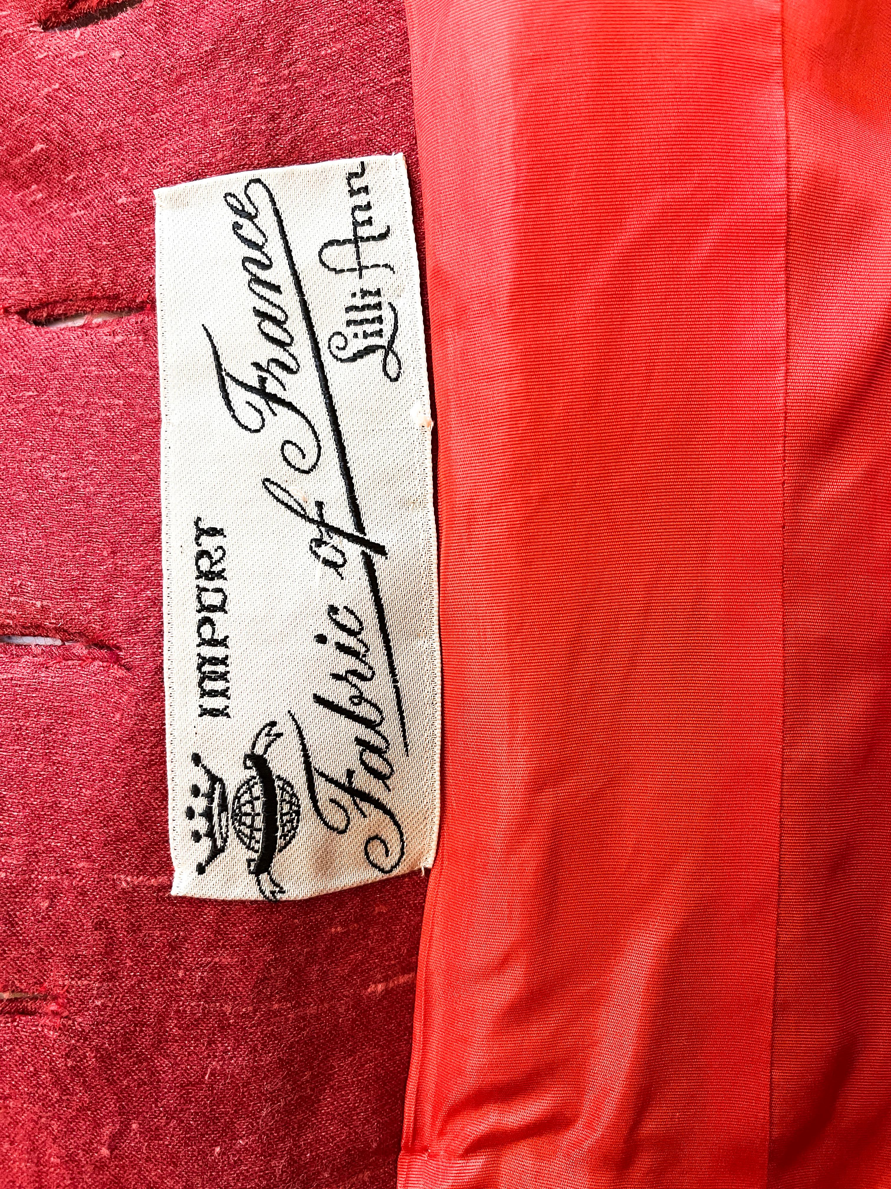 Roter Lilli Ann Anzug aus den 1950er Jahren mit strassbesetztem Schnallenakzent im Angebot 4