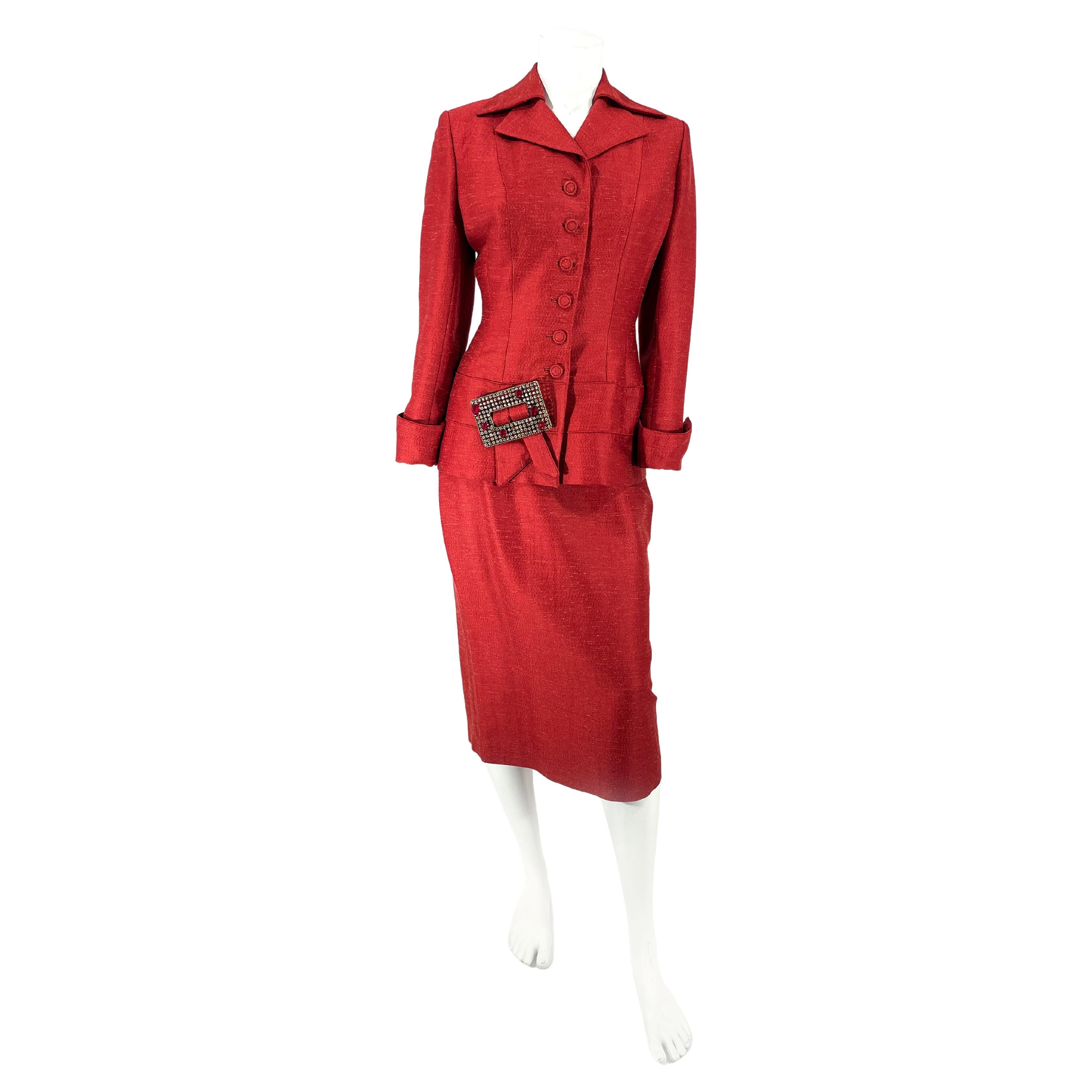Roter Lilli Ann Anzug aus den 1950er Jahren mit strassbesetztem Schnallenakzent im Angebot