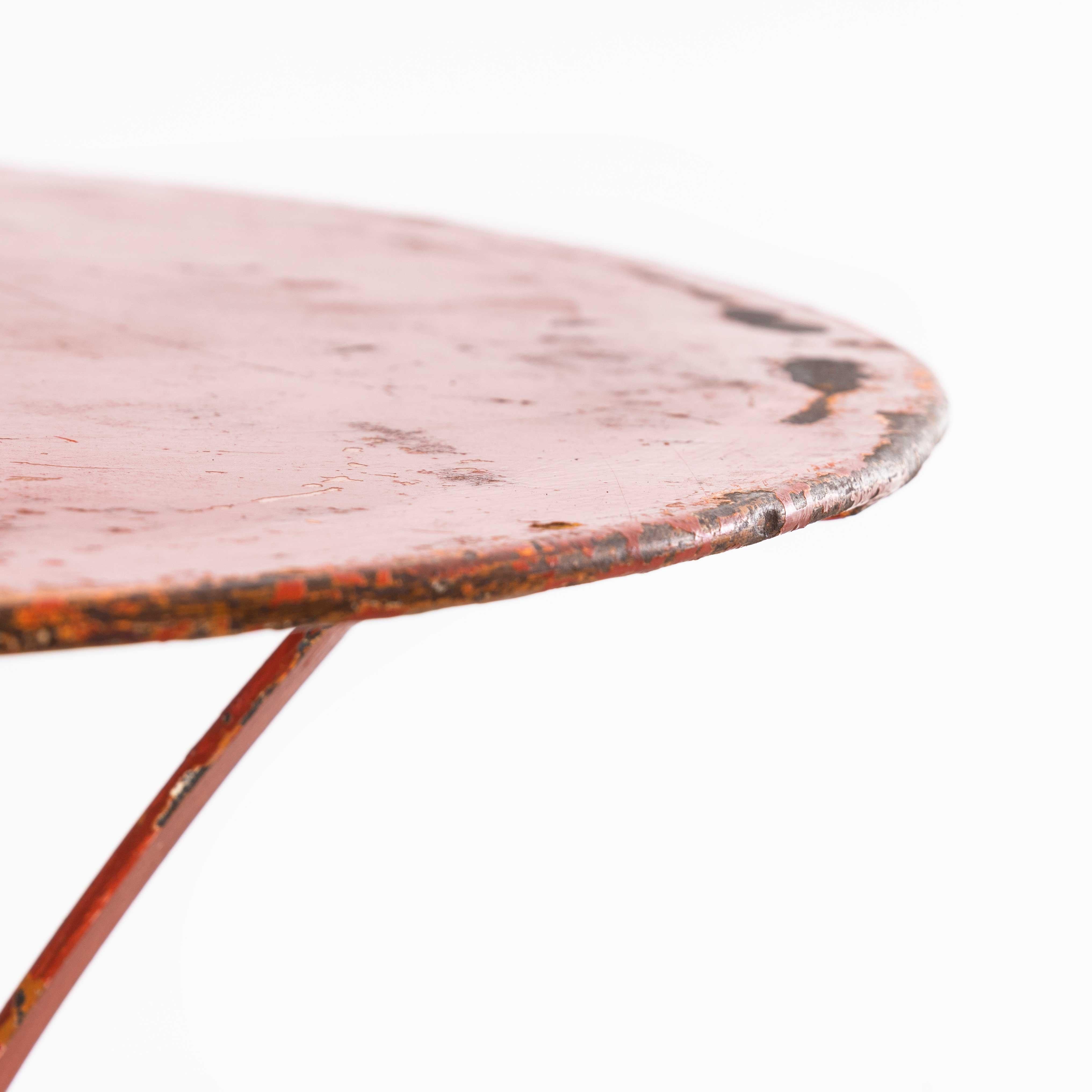 Table de jardin ronde en métal rouge des années 1950
Table de jardin ronde en métal rouge des années 1950. Bonne table de jardin d'origine française, avec des pieds en sangle et un anneau de support central. Robuste et en très bon état, la table