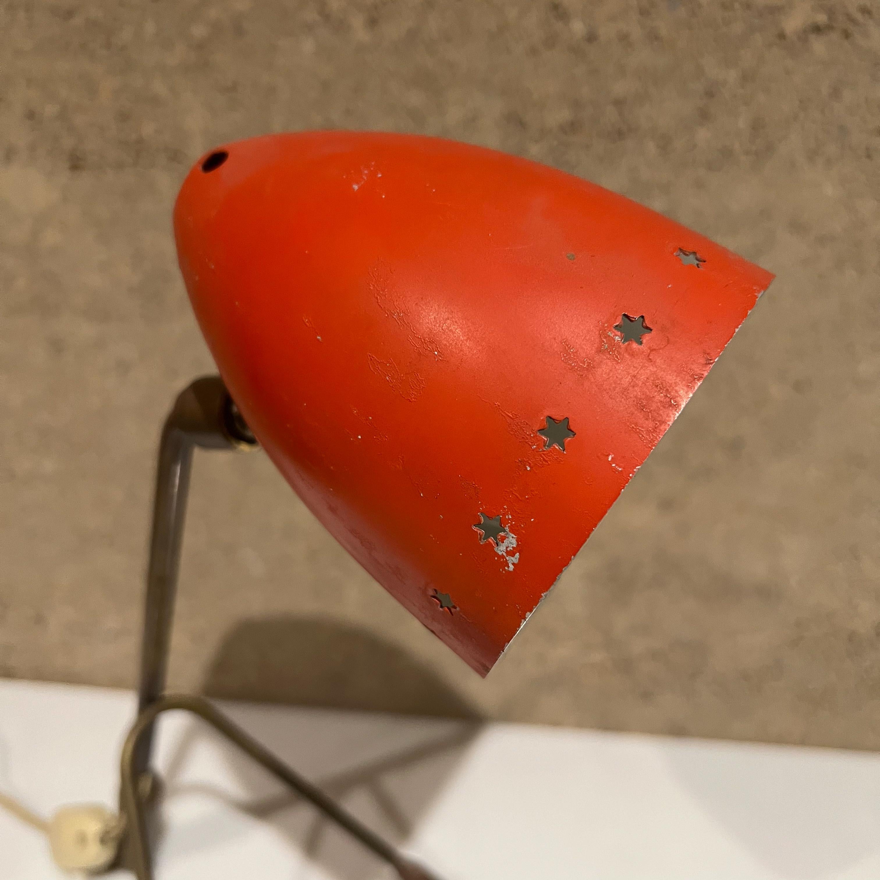 Aluminium Lampe de bureau rouge vintage de style Pierre Guariche des années 1950, France en vente