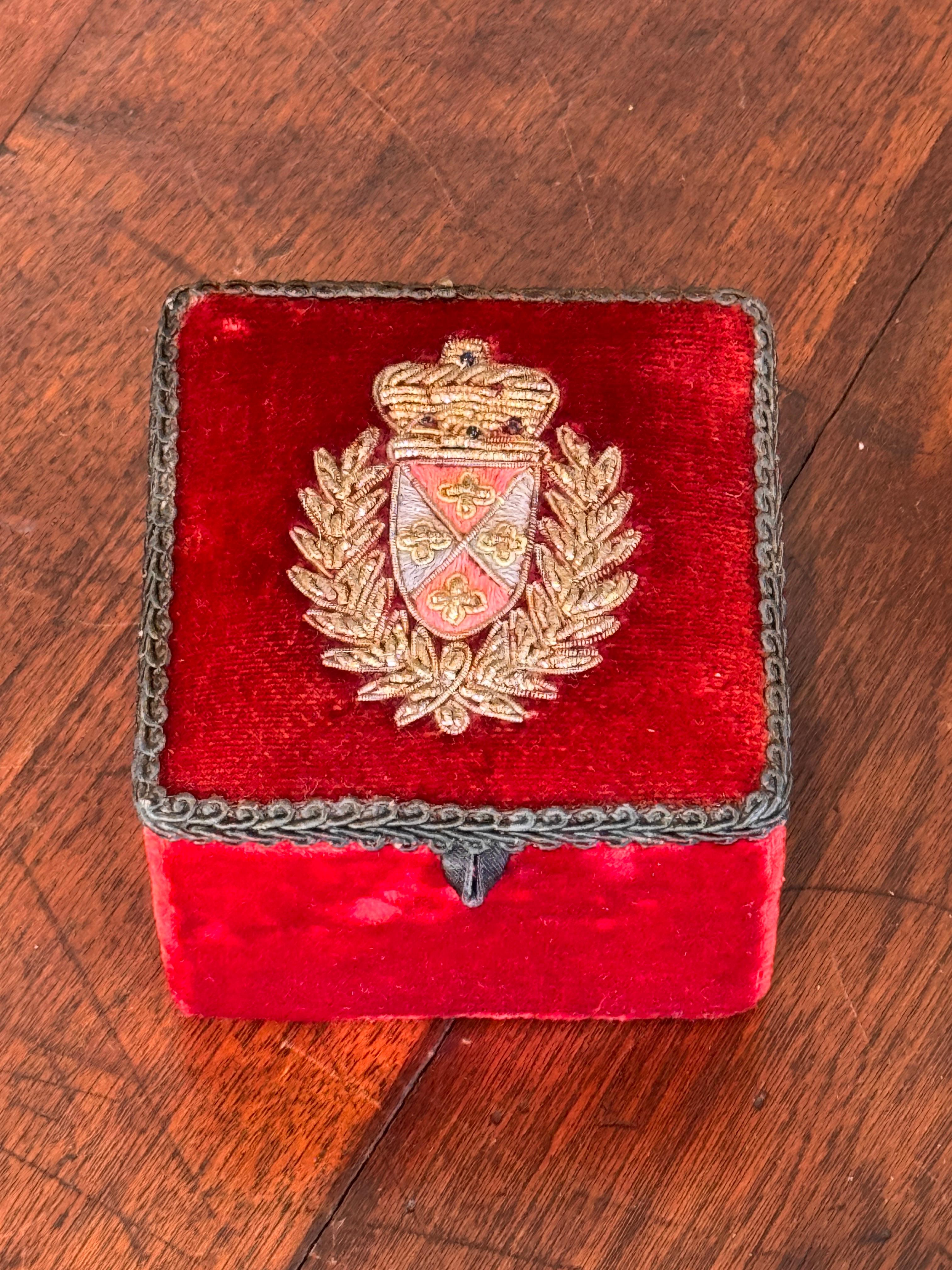 1950er Jahre Rote Samtbox mit gesticktem Wappen (Englisch) im Angebot