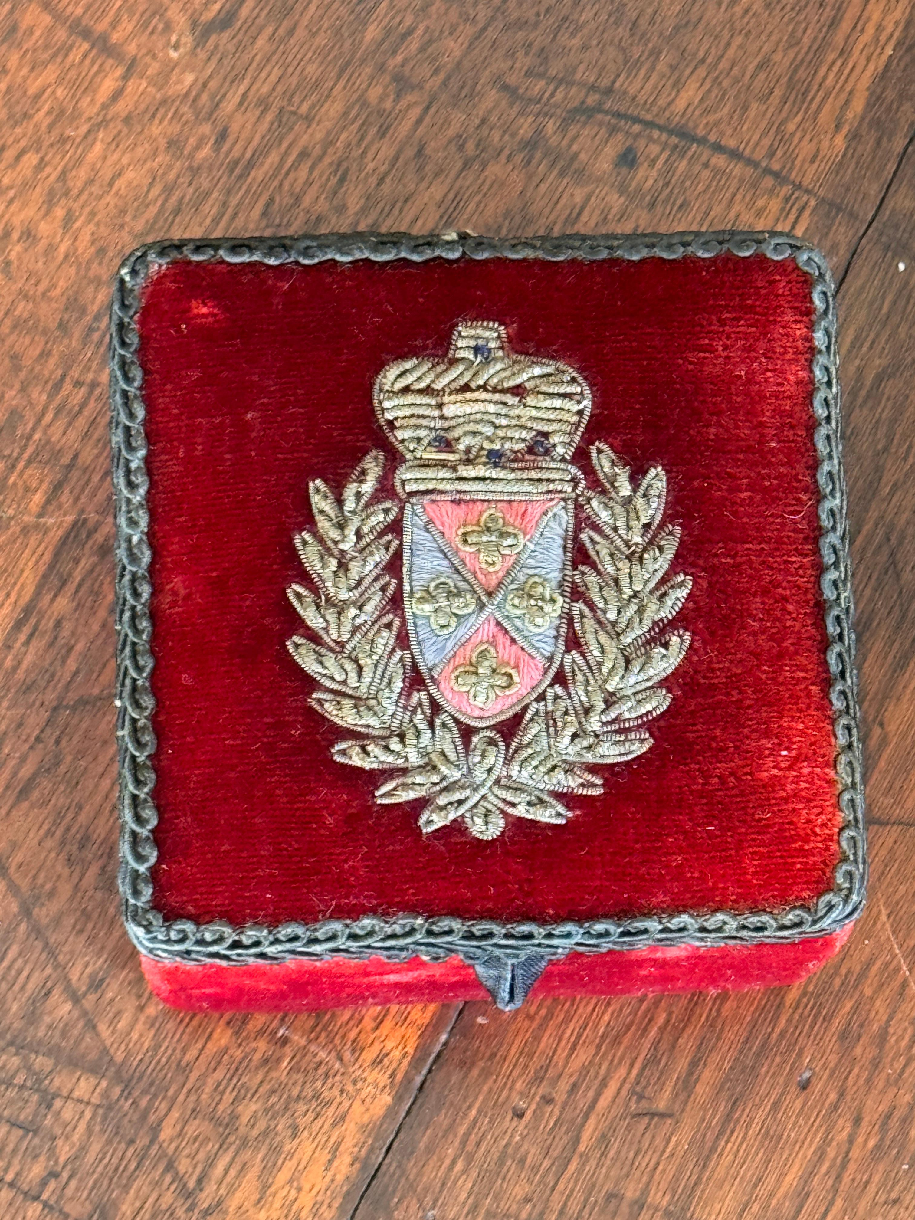 1950er Jahre Rote Samtbox mit gesticktem Wappen im Zustand „Gut“ im Angebot in Charlottesville, VA
