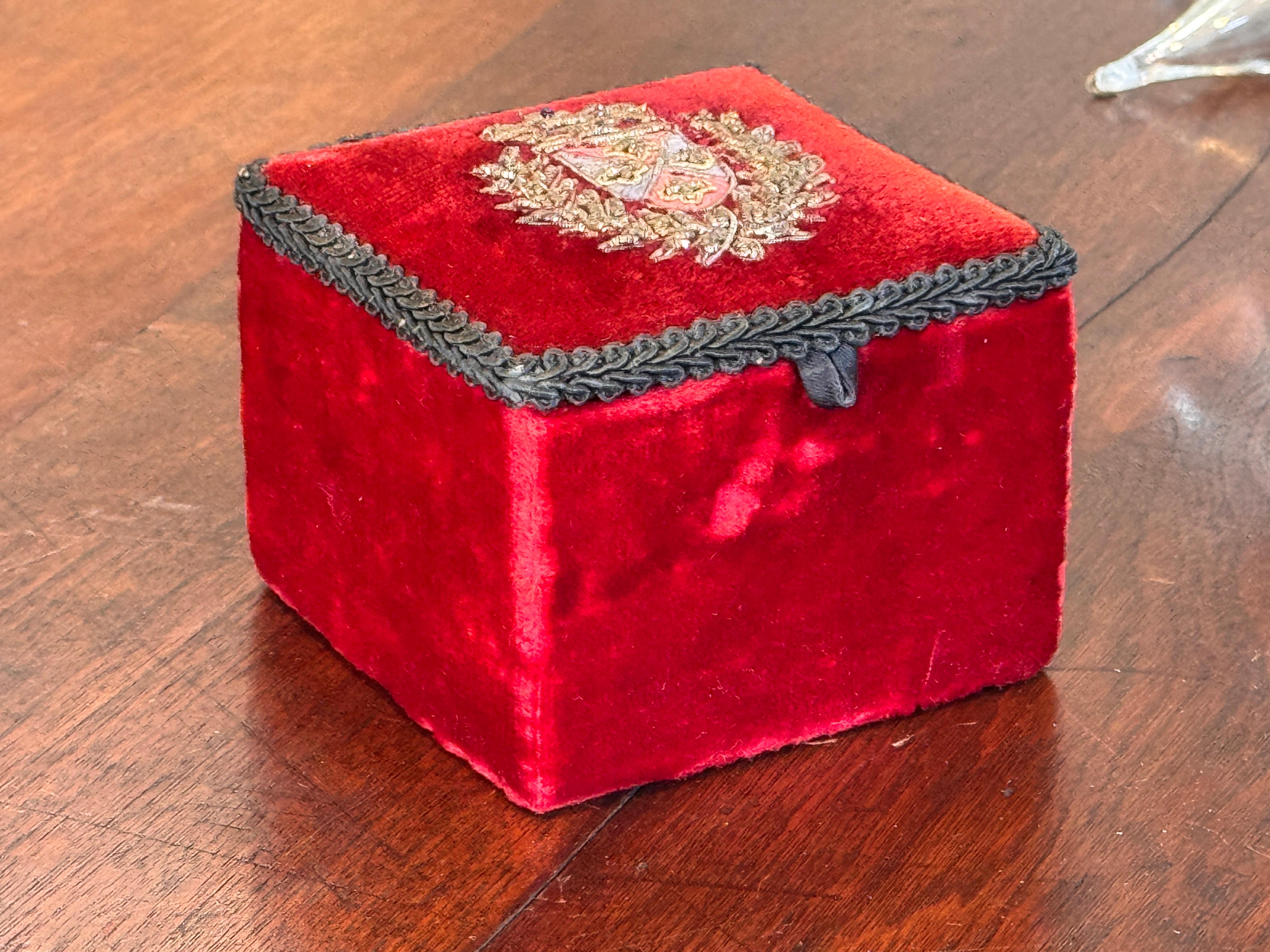 1950er Jahre Rote Samtbox mit gesticktem Wappen (Mitte des 20. Jahrhunderts) im Angebot