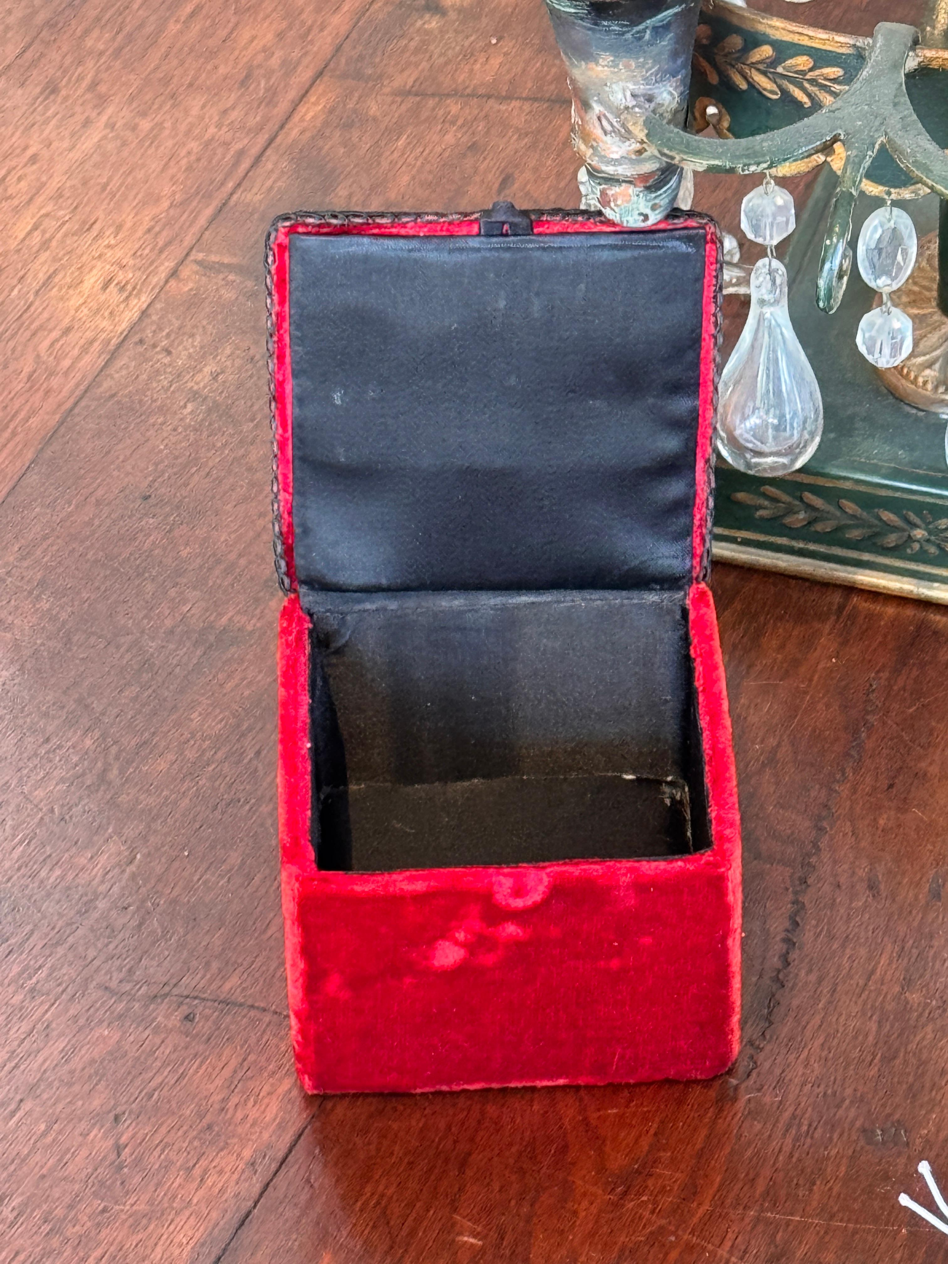 1950er Jahre Rote Samtbox mit gesticktem Wappen im Angebot 1