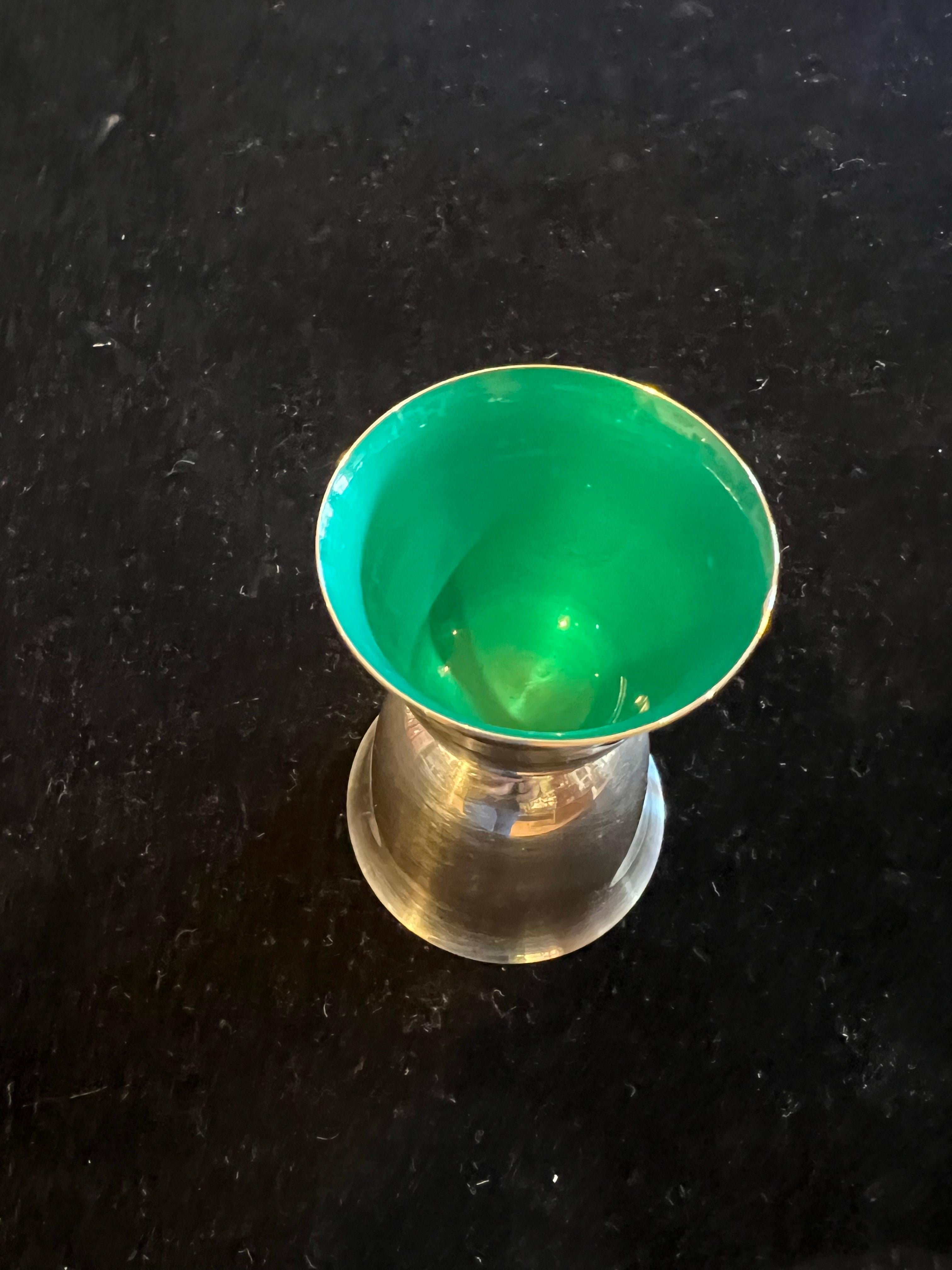 Tazza Jigger doppia Reed & Barton del 1950 con smalto rosso e verde acqua e placca d'argento #231 In condizioni buone in vendita a San Diego, CA