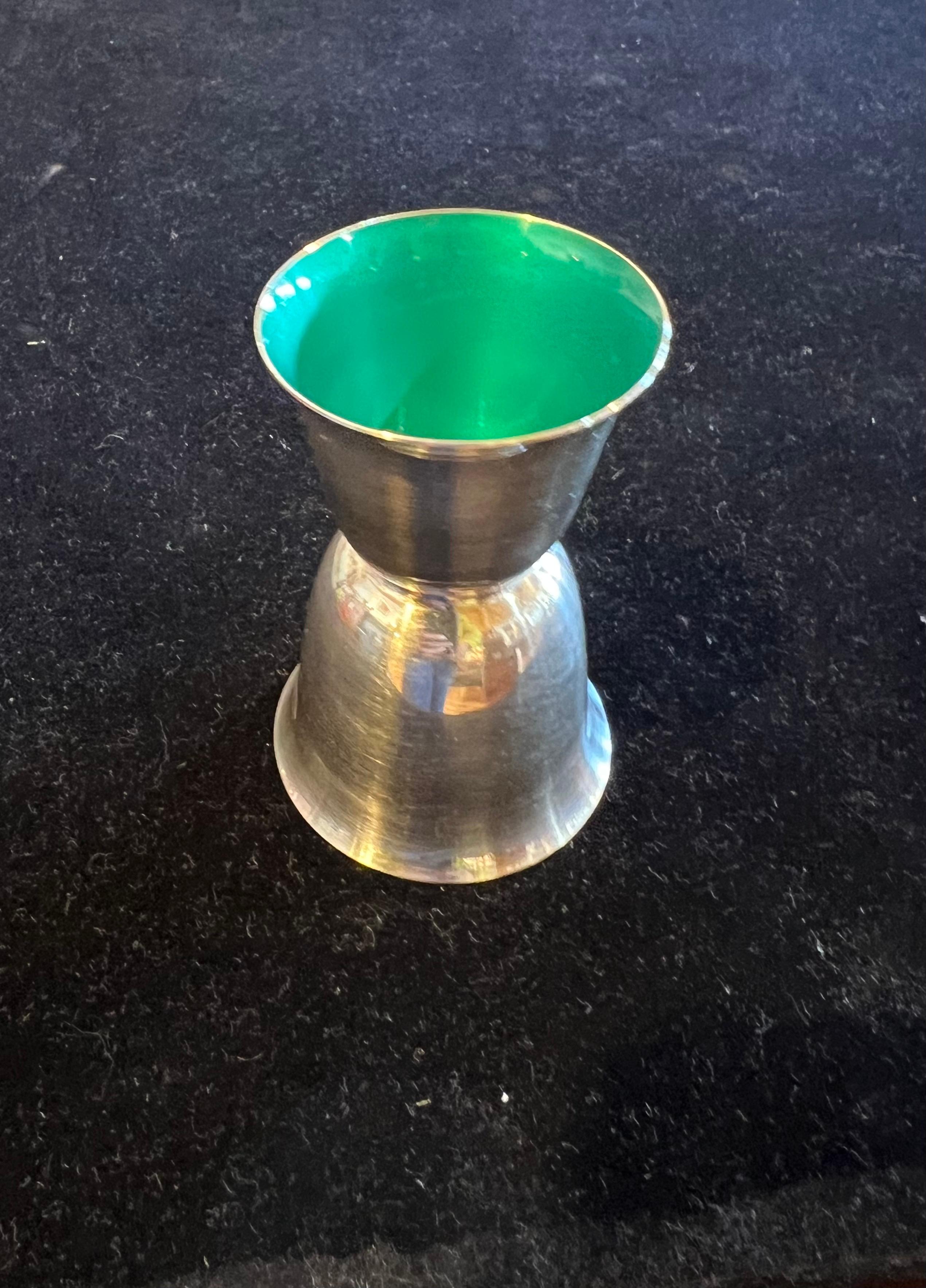 XX secolo Tazza Jigger doppia Reed & Barton del 1950 con smalto rosso e verde acqua e placca d'argento #231 in vendita