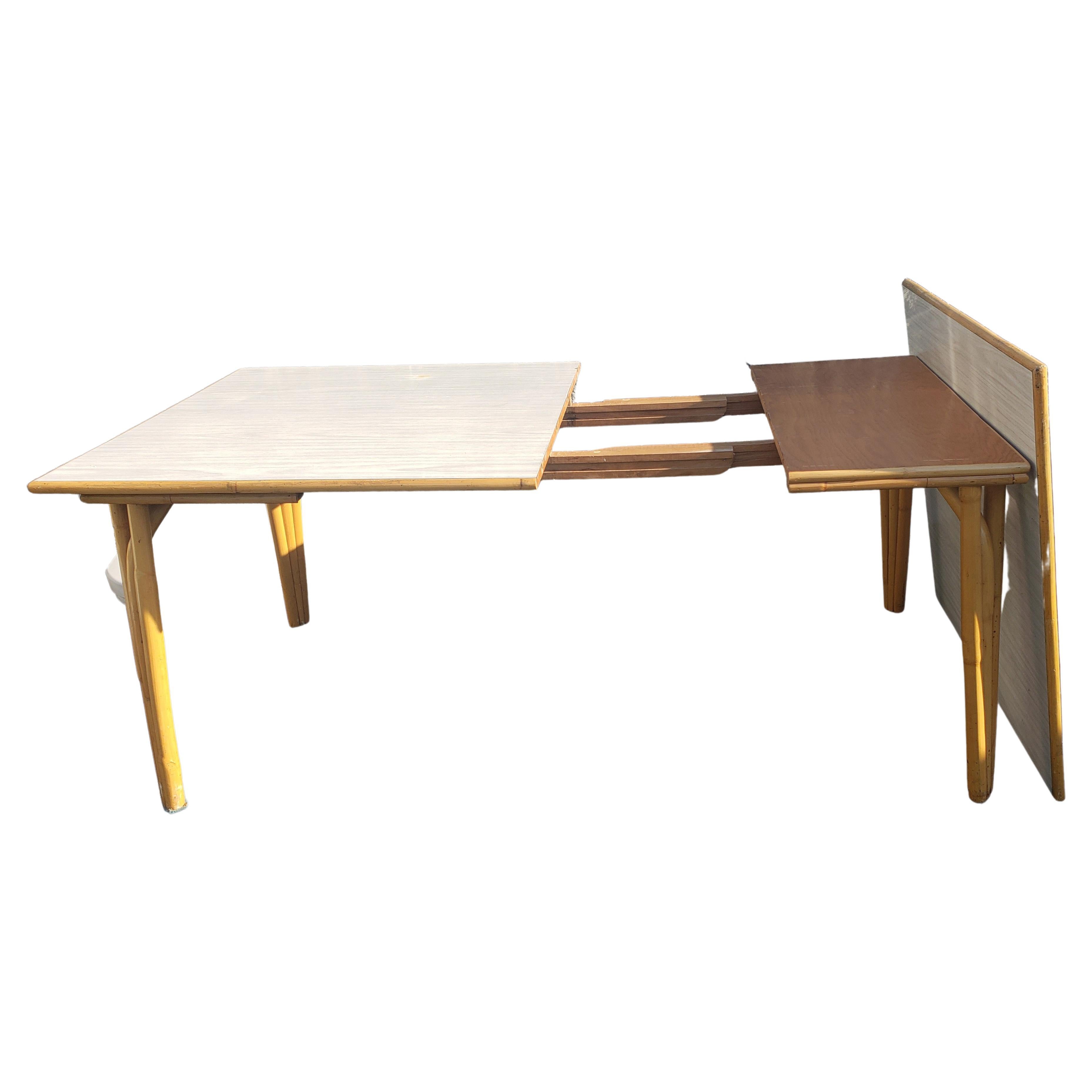 meubles Reed des années 1950 Salle à manger en rotin avec plateau en formica. La table est en excellent état structurel. Une certaine usure et des rayures légères appropriées à l'âge et normales. Faites-en une petite table de cuisine carrée ou une
