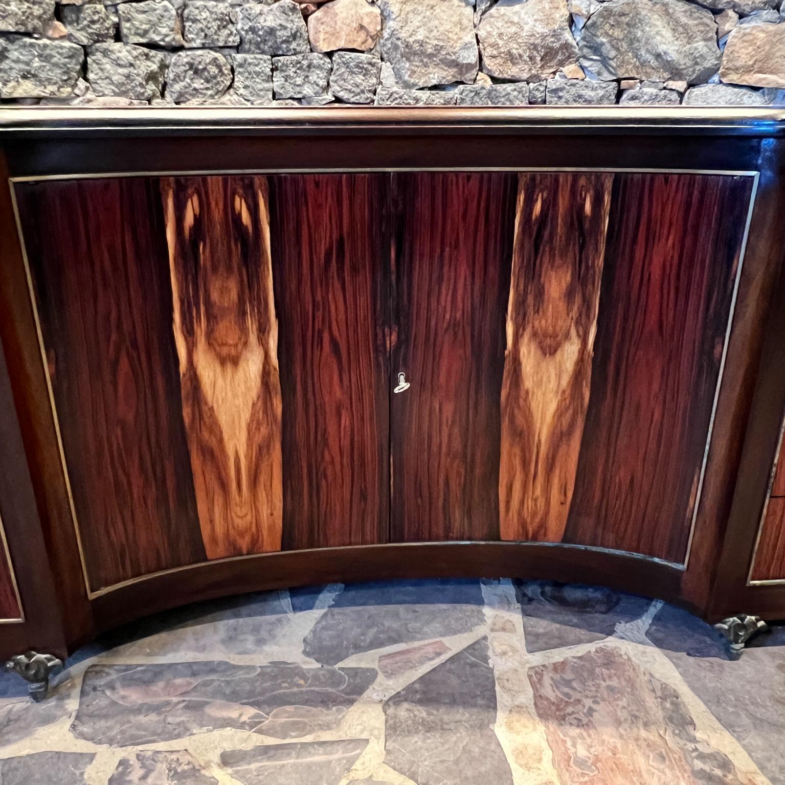 1950s Cómoda Pani a Medida-Credenza Palo de Rosa Hoja de Oro Bronce Ciudad de México siglo XX en venta