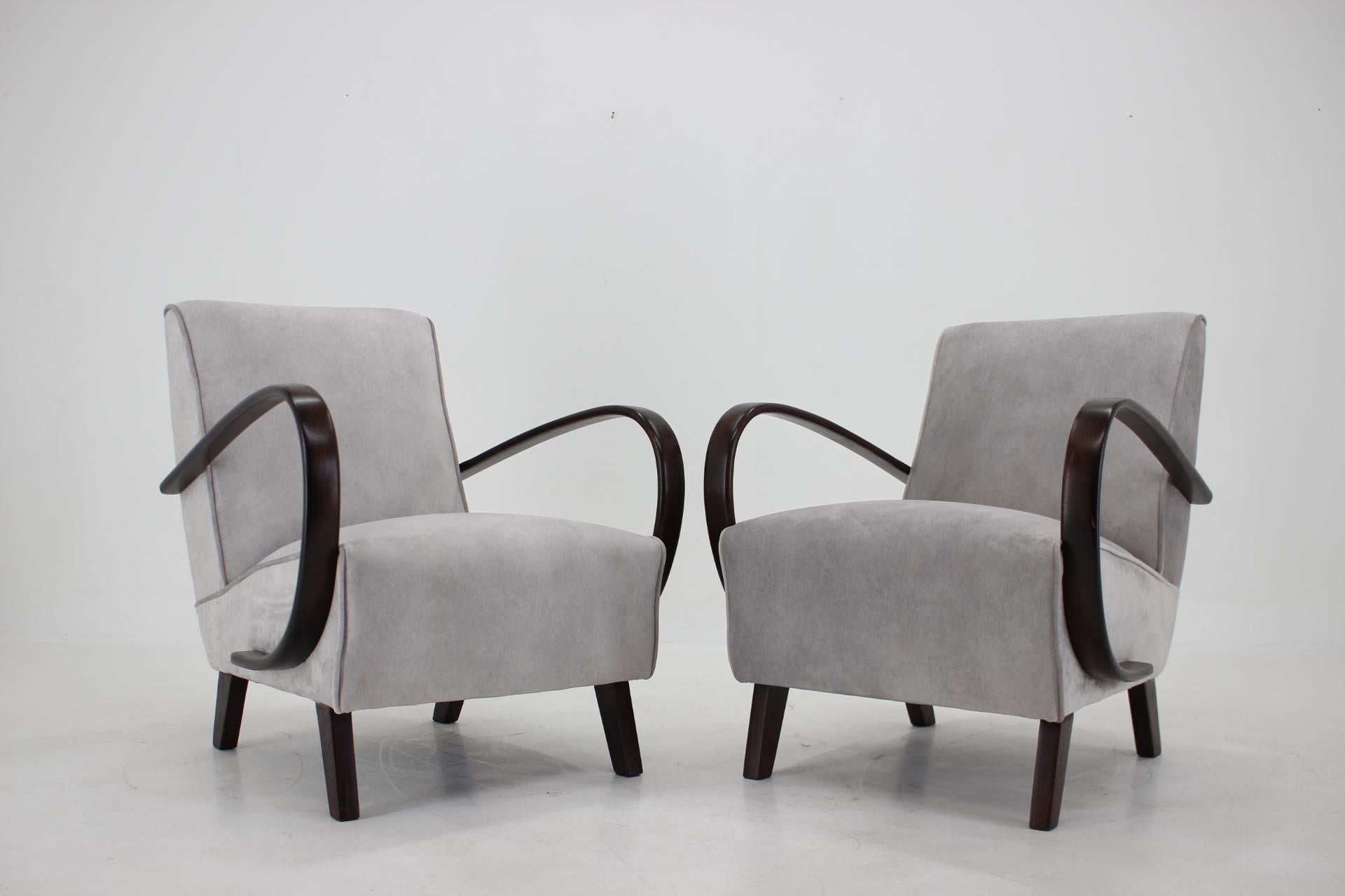 1950s Refurbished Jindrich Halabala Set of Two Armchairs, Czechoslovakia In Good Condition For Sale In Praha, CZ