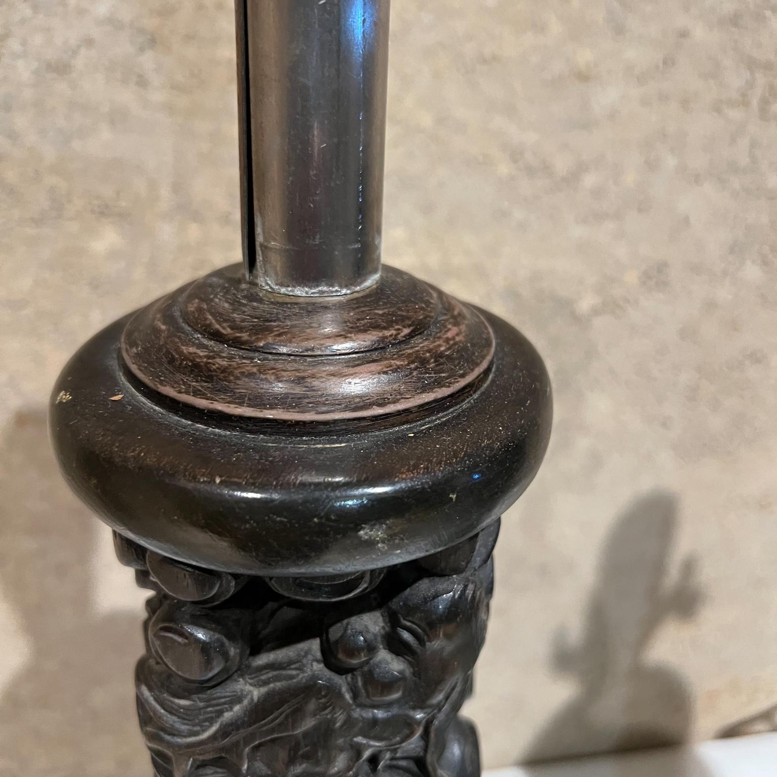 Lámparas de mesa chinas de madera y latón estilo James Mont de los años 50 en venta 7