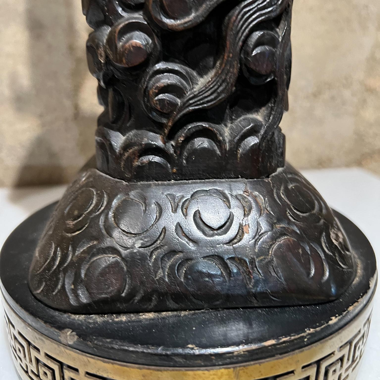 Lámparas de mesa chinas de madera y latón estilo James Mont de los años 50 en venta 1