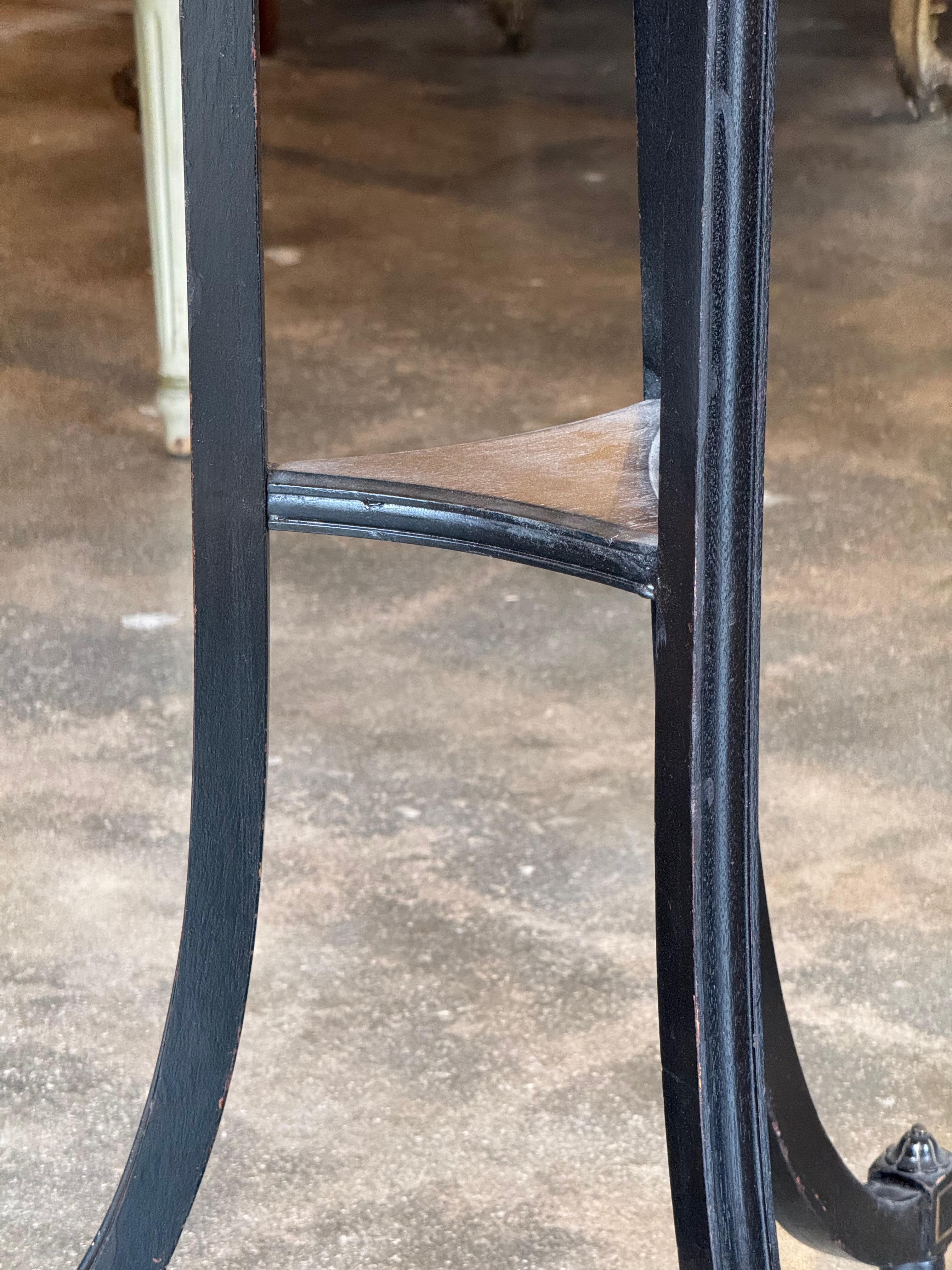 Legno Piedistallo dipinto di nero in stile Regency degli anni '50 con dettaglio della maschera del leone in vendita