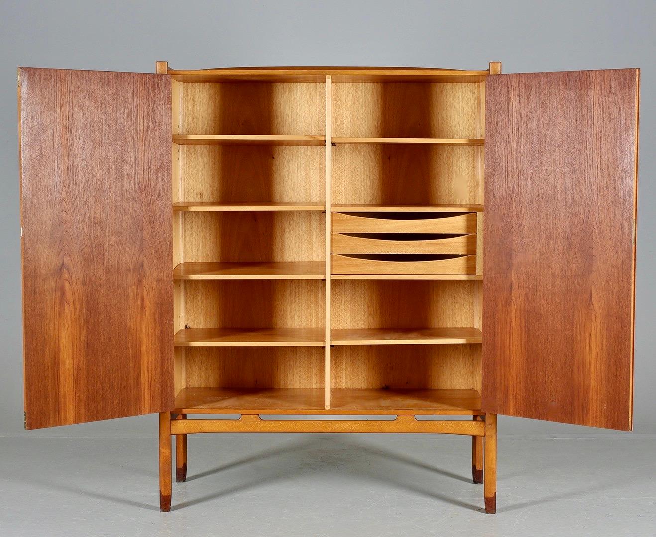 Beautiful relief carved teak 'Bangkok' cabinet on a contrasting solid beech base. Designed by Yngve Ekström for Westbergs Möbler, Sweden.
The detailed designed cabinet has a beautiful interior with adjustable shelves and a compartment with drawers.
