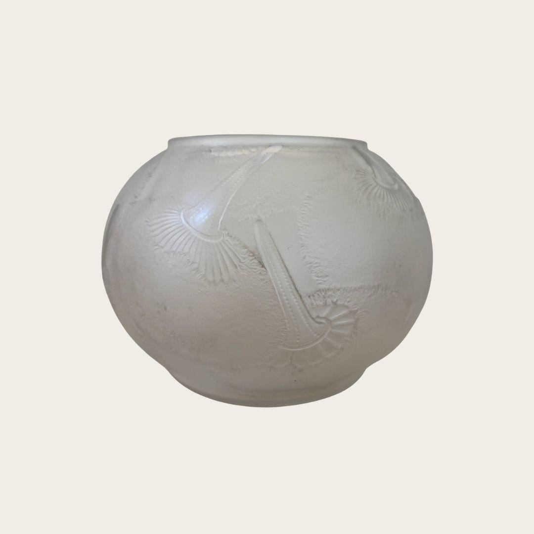 Svedese Vaso a bocca larga in vetro smerigliato Du Barry di René Lalique del 1950 in vendita