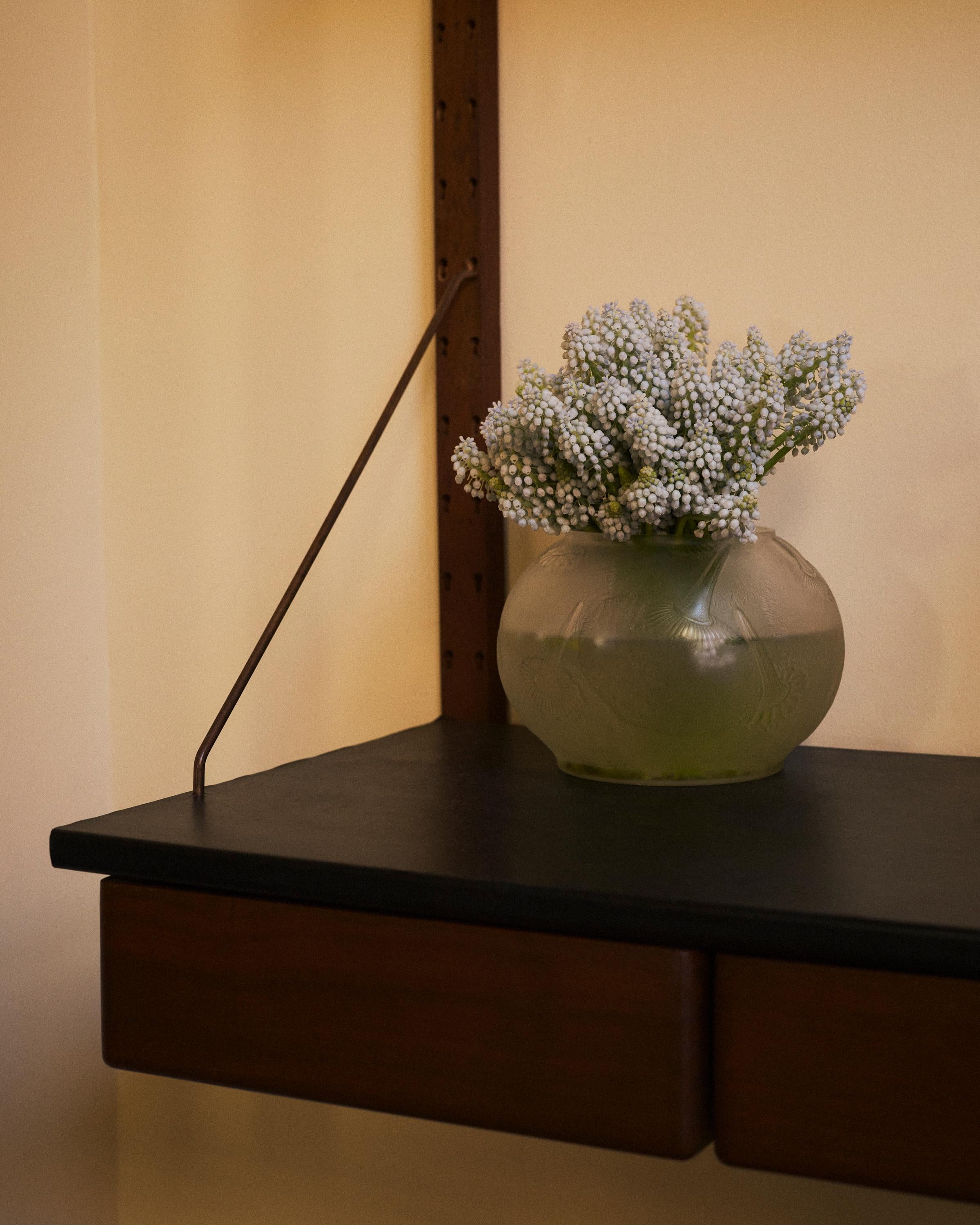 Vaso a bocca larga in vetro smerigliato Du Barry di René Lalique del 1950 In condizioni buone in vendita a Brooklyn, NY