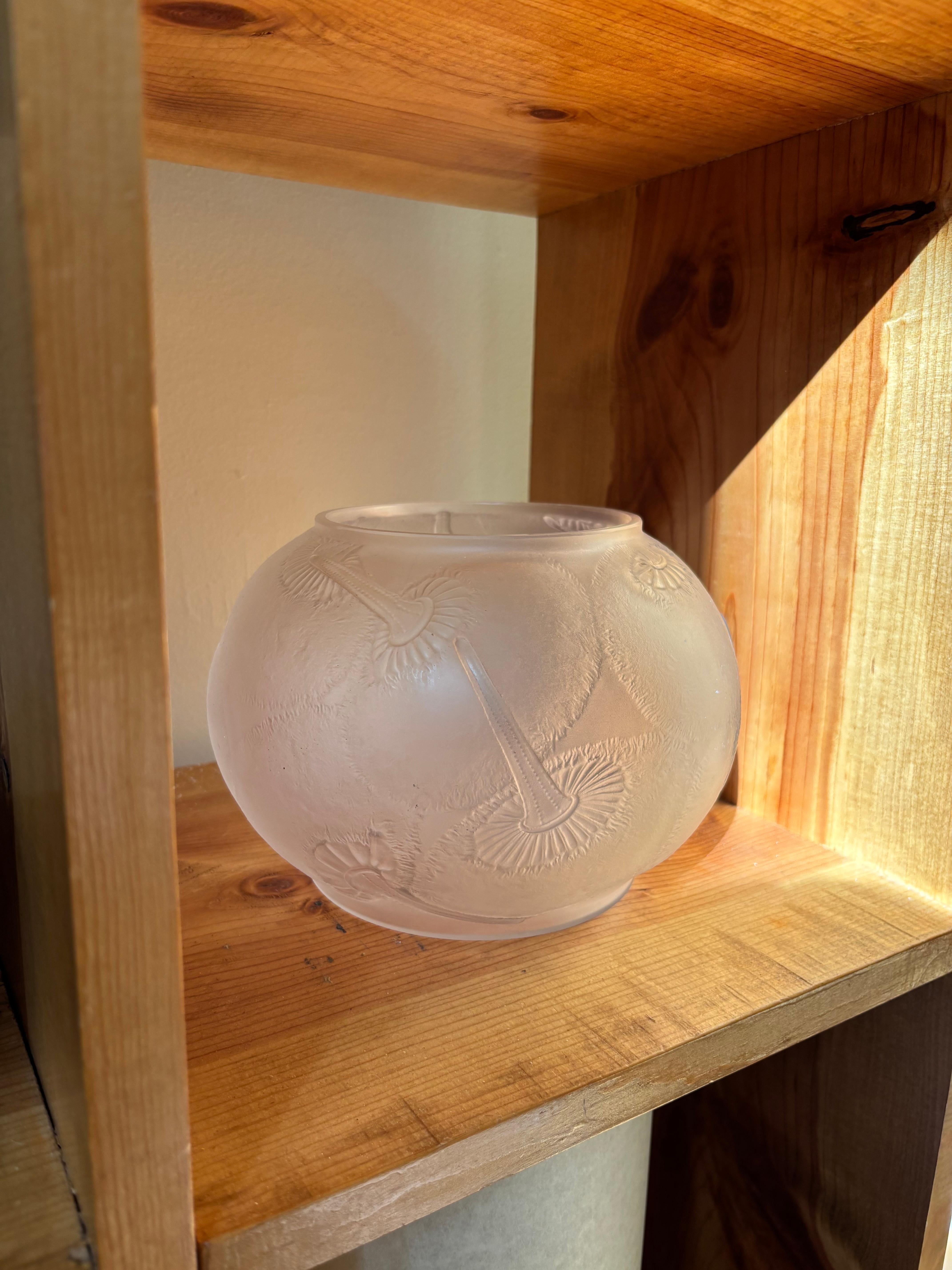 Metà XX secolo Vaso a bocca larga in vetro smerigliato Du Barry di René Lalique del 1950 in vendita