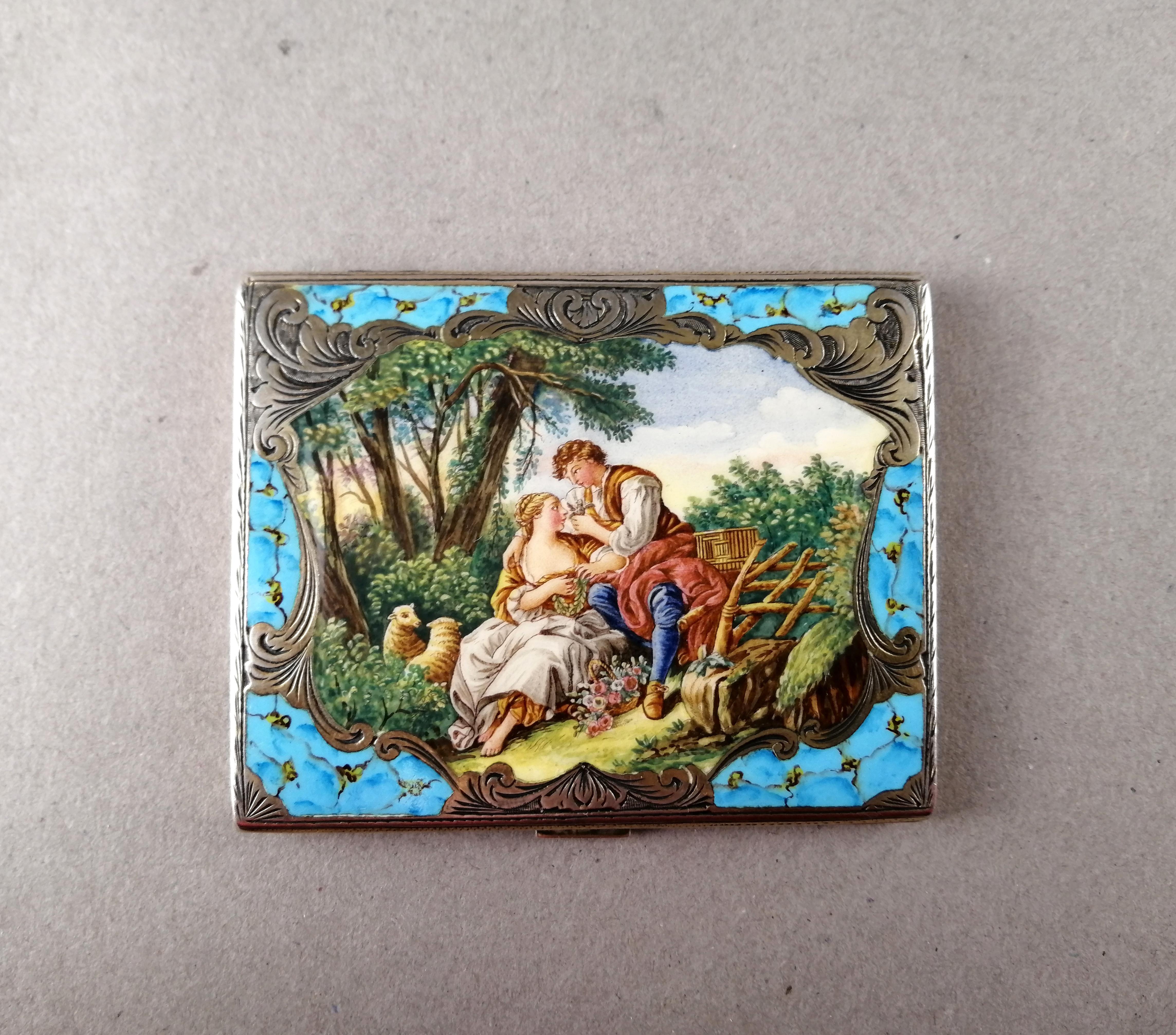 Rara caja de puros de plata esmaltada .800 de la década de 1950, obra de Renzo Cassetti, Florencia, Italia.

El frontal, de estilo rococó, representa una escena pastoral esmaltada según 