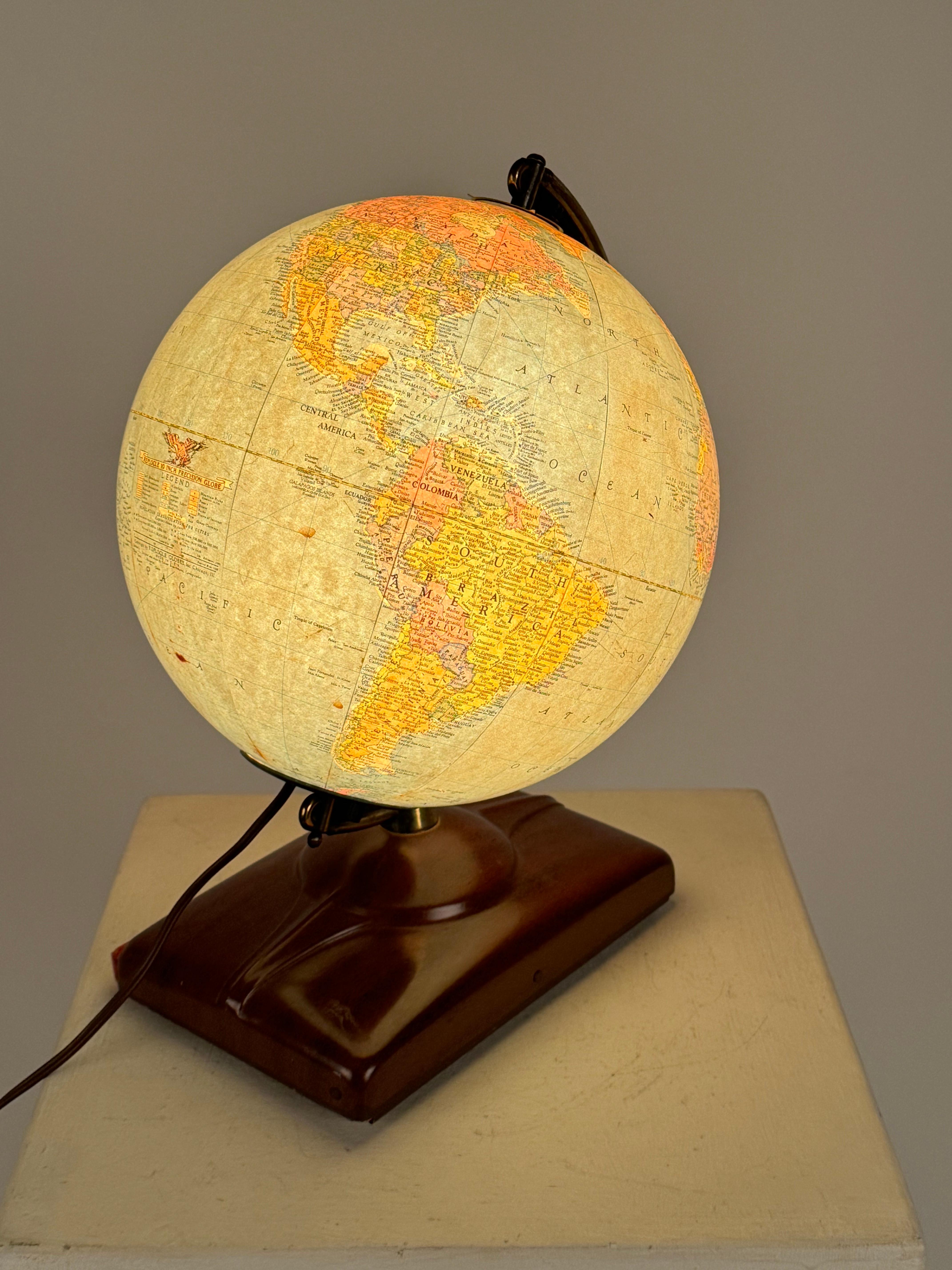 Milieu du XXe siècle Globe en verre illuminé de 10