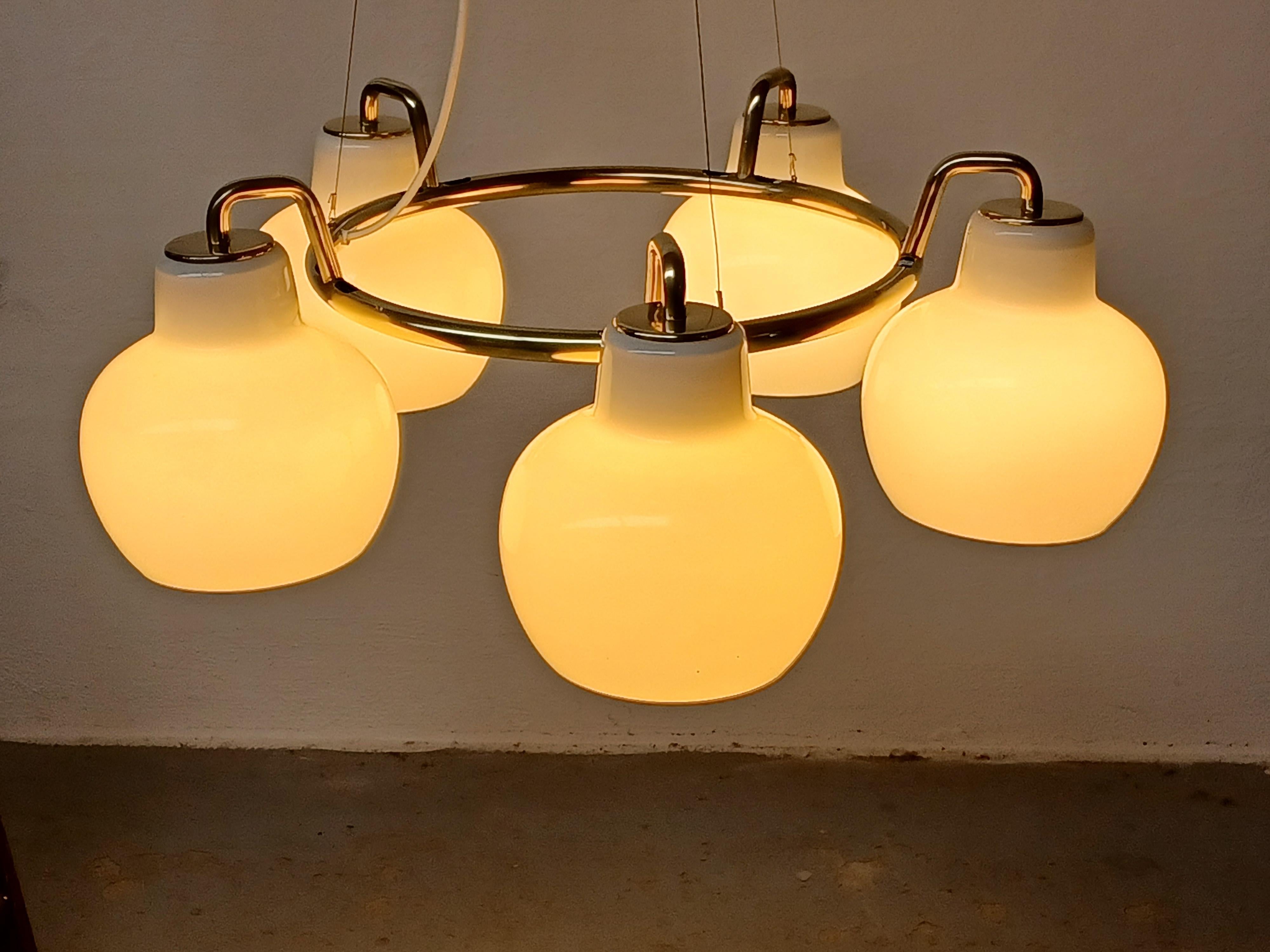 1950s Restored 1'st Edition Vilhelm Lauritzen Ring Chandelier by Louis Poulsen In Good Condition For Sale In Knebel, DK