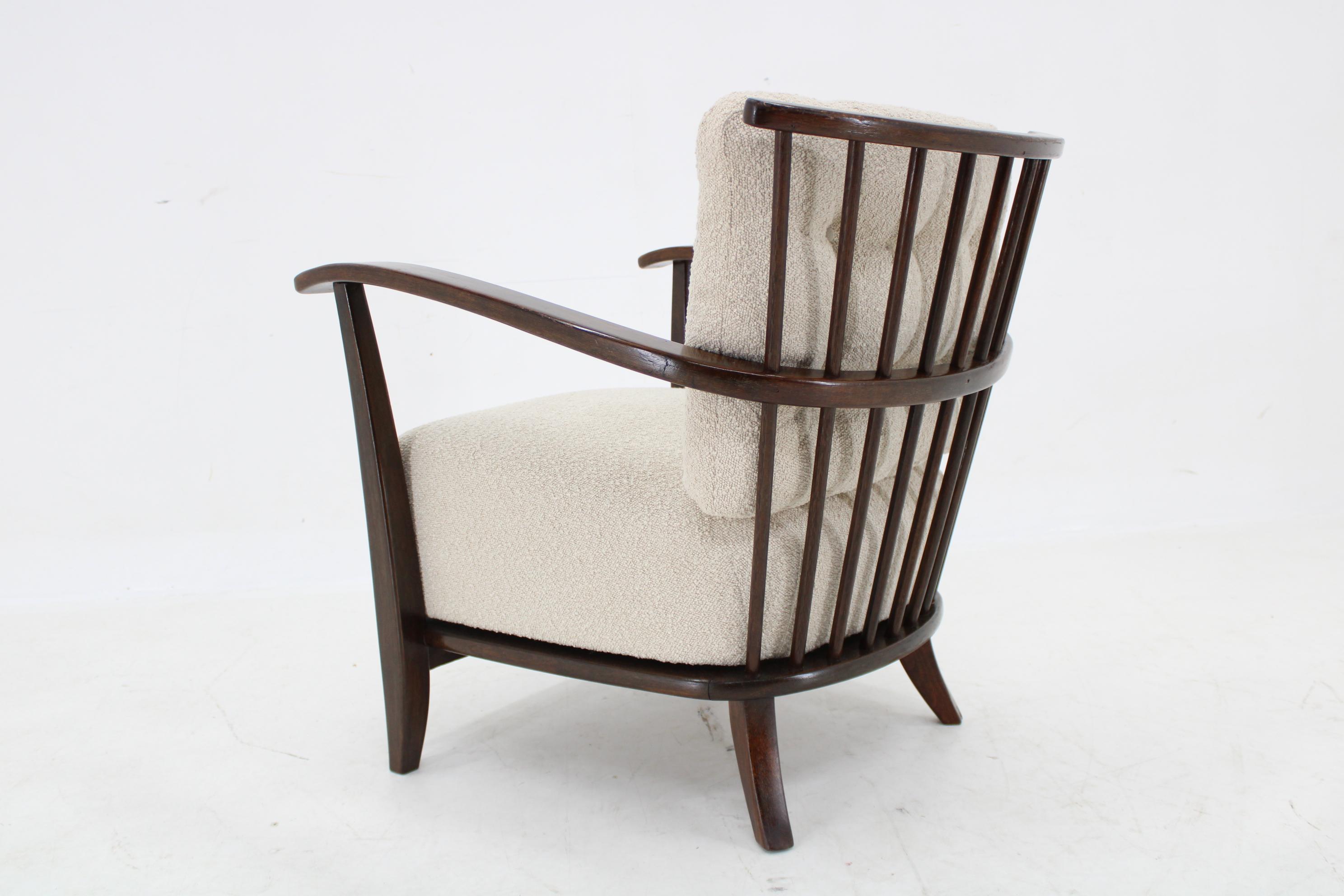 1950er Jahre restaurierter Sessel aus Buche mit Boucle-Stoff,  Tschechoslowakei im Angebot 5