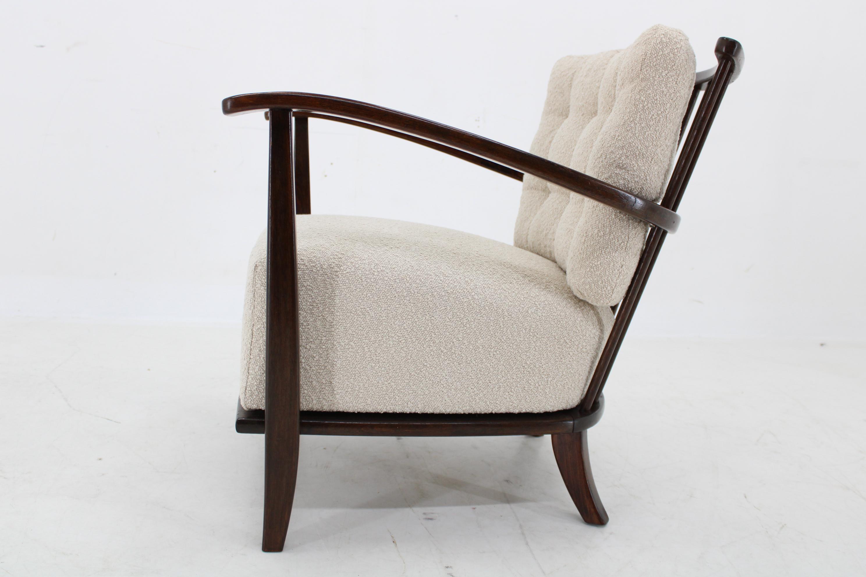1950er Jahre restaurierter Sessel aus Buche mit Boucle-Stoff,  Tschechoslowakei im Angebot 6