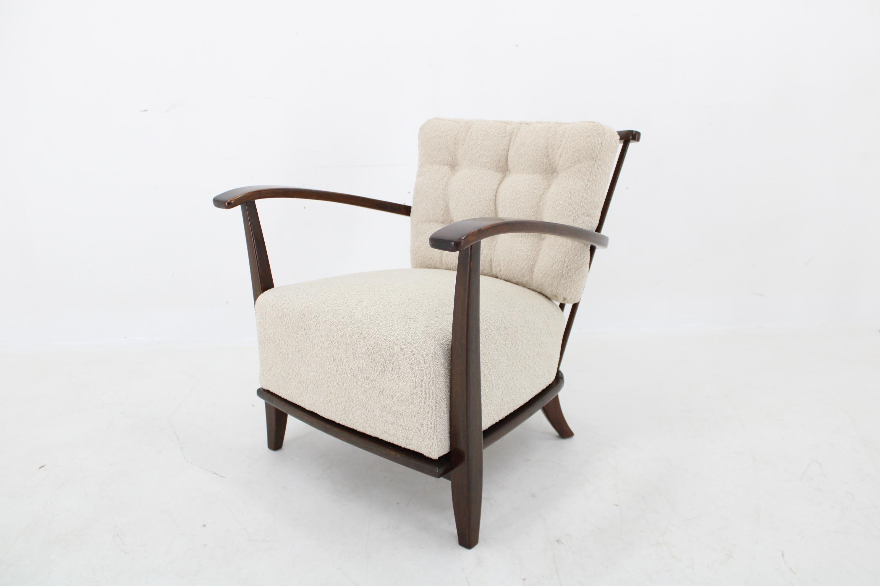 1950er Jahre restaurierter Sessel aus Buche mit Boucle-Stoff,  Tschechoslowakei im Angebot 7