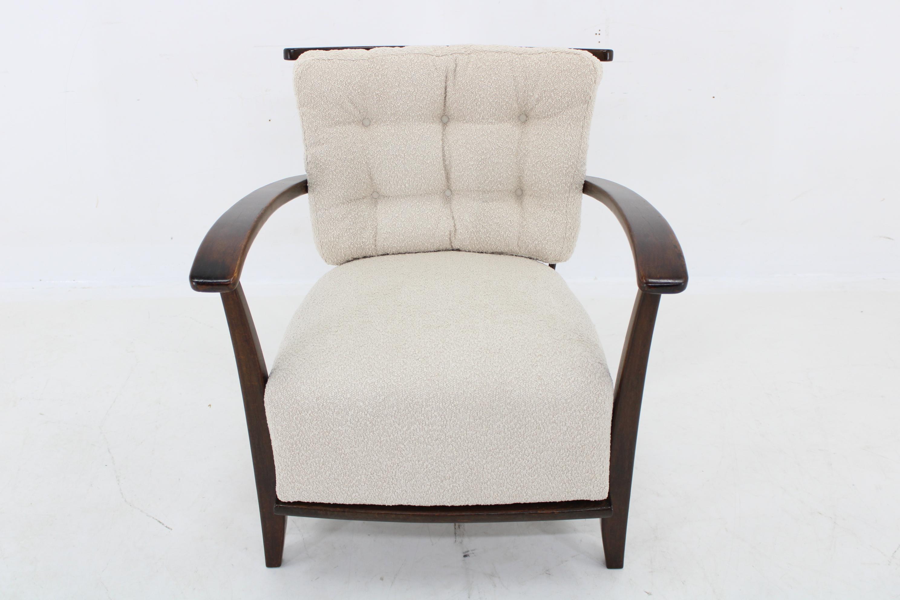 1950s Restored Beech Armchair in Boucle Fabric,  Czechoslovakia In Good Condition For Sale In Praha, CZ