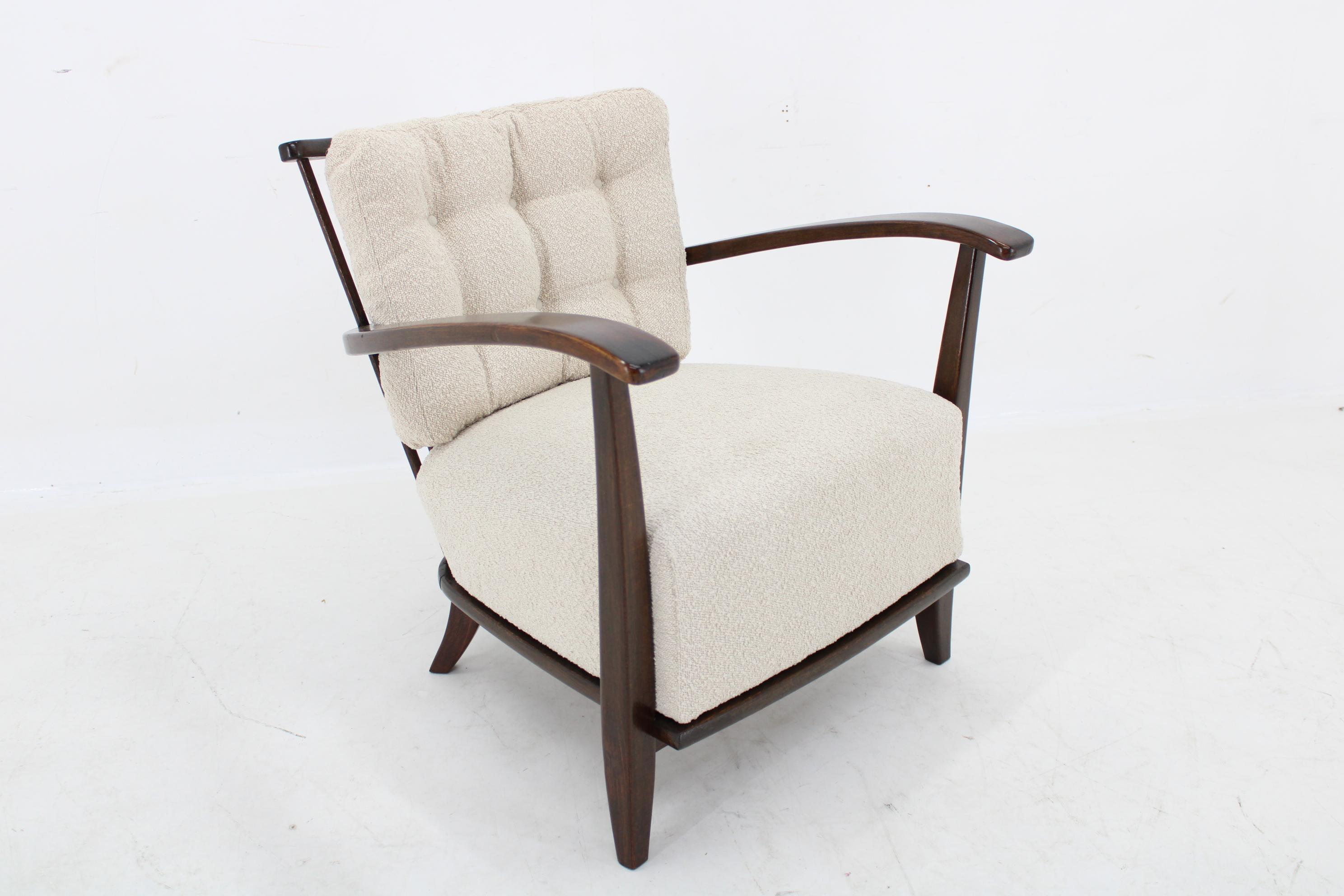 1950er Jahre restaurierter Sessel aus Buche mit Boucle-Stoff,  Tschechoslowakei im Zustand „Gut“ im Angebot in Praha, CZ