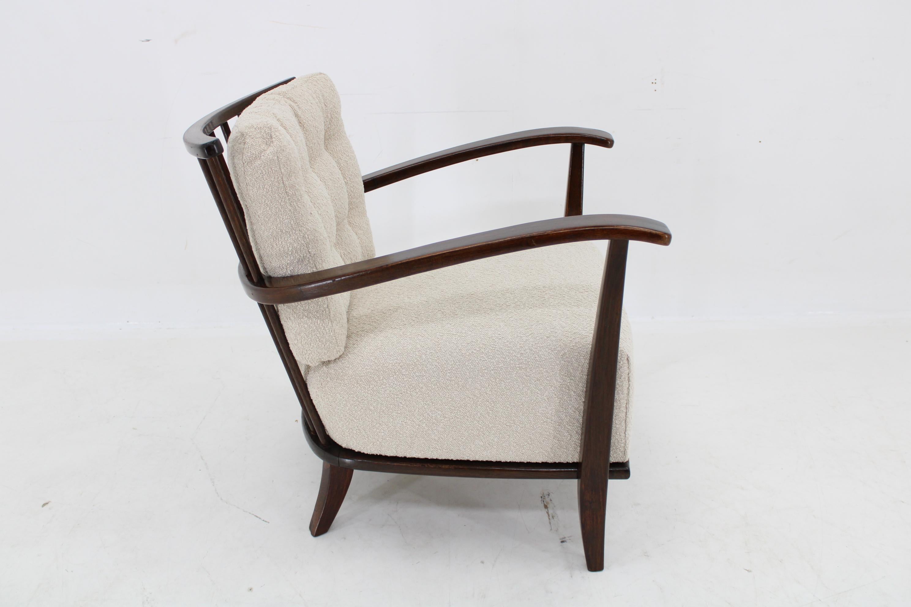 1950er Jahre restaurierter Sessel aus Buche mit Boucle-Stoff,  Tschechoslowakei (Mitte des 20. Jahrhunderts) im Angebot