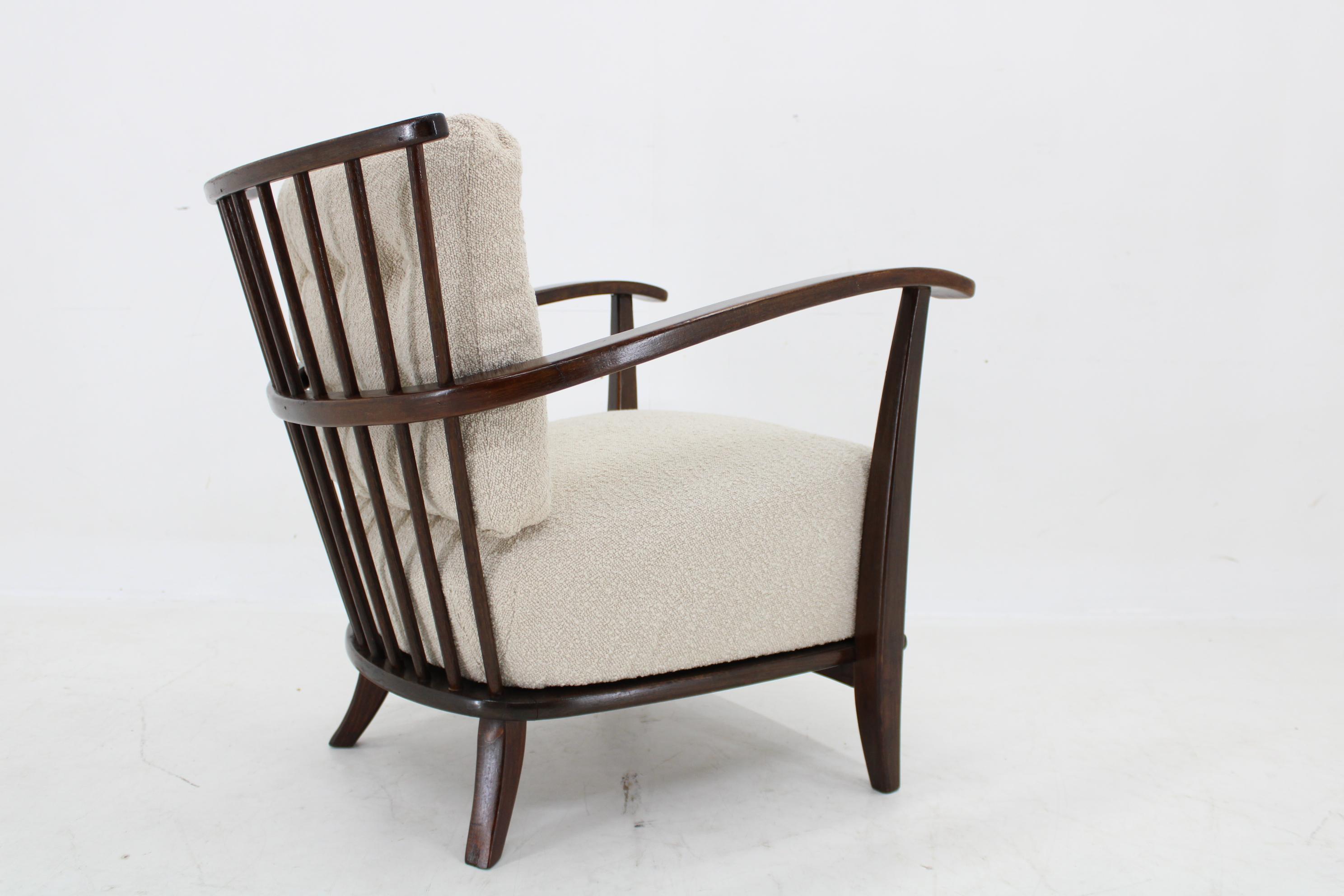 1950er Jahre restaurierter Sessel aus Buche mit Boucle-Stoff,  Tschechoslowakei im Angebot 2