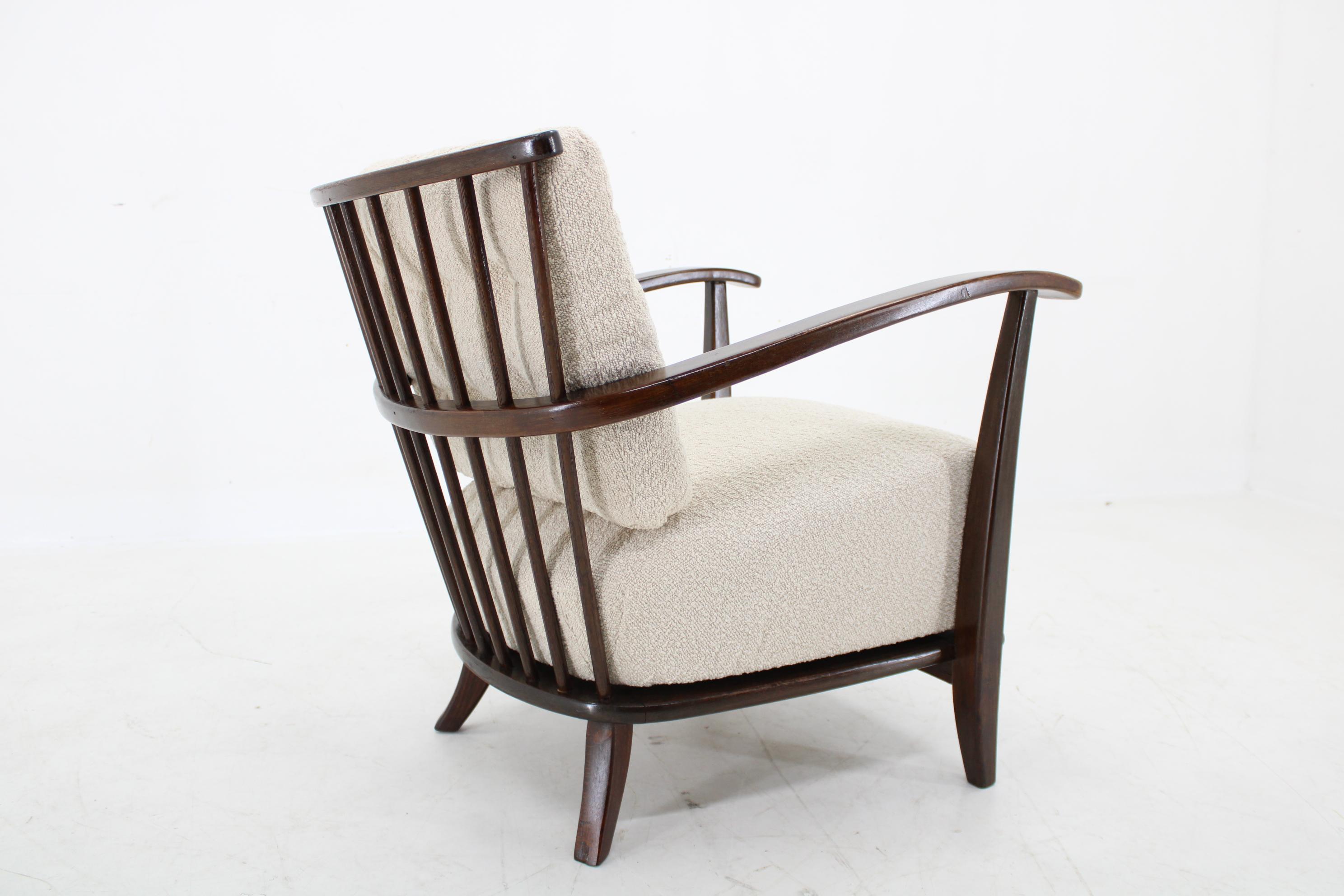 Fauteuil en hêtre restauré des années 1950, tissu Boucle,  Tchécoslovaquie en vente