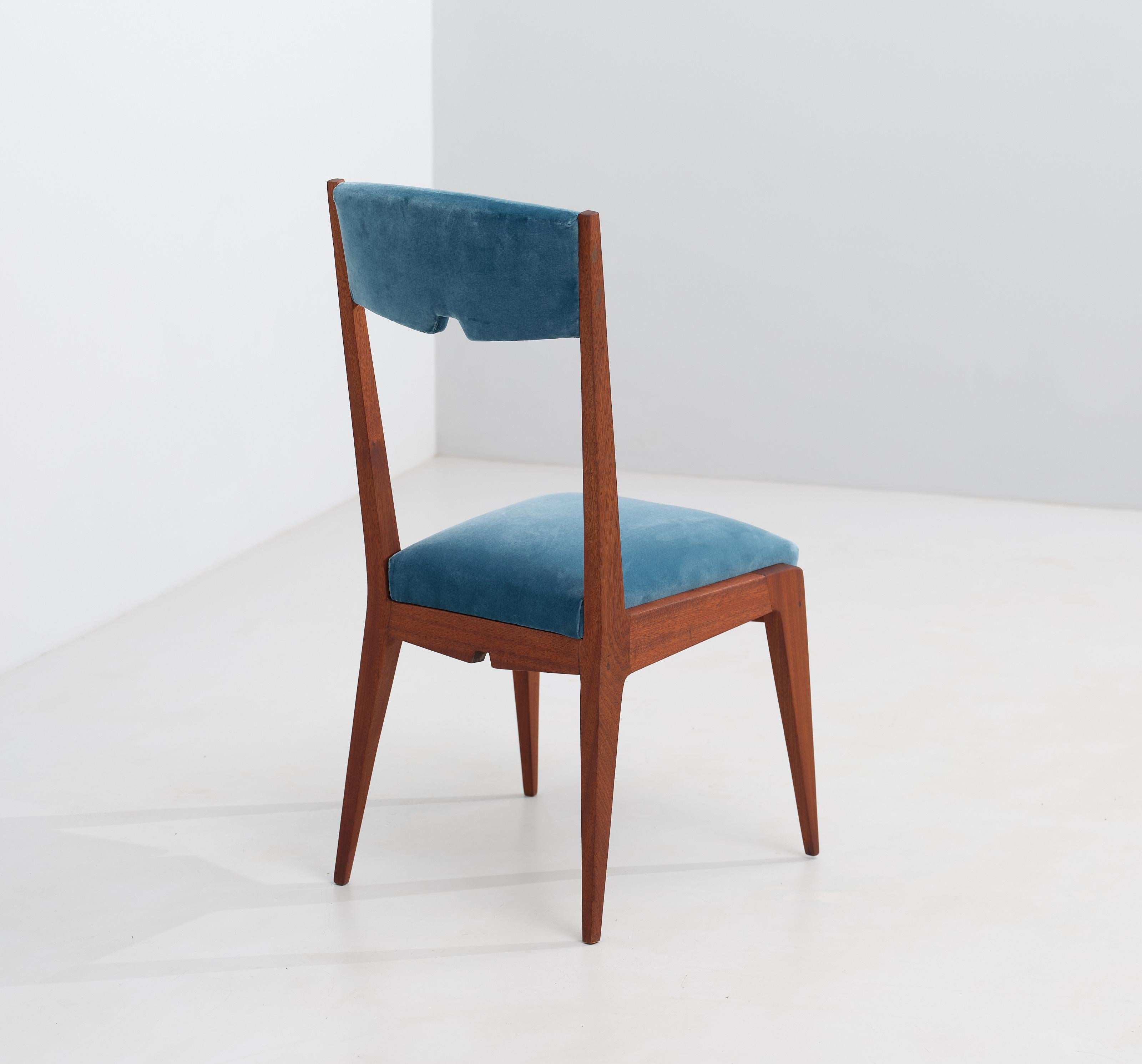 Questa elegante sedia italiana degli anni '50 incarna un design senza tempo con la sua estetica classica ma moderna. Sapientemente realizzata in legno esotico, la sedia è stata completamente restaurata per evidenziare la sua squisita lavorazione di