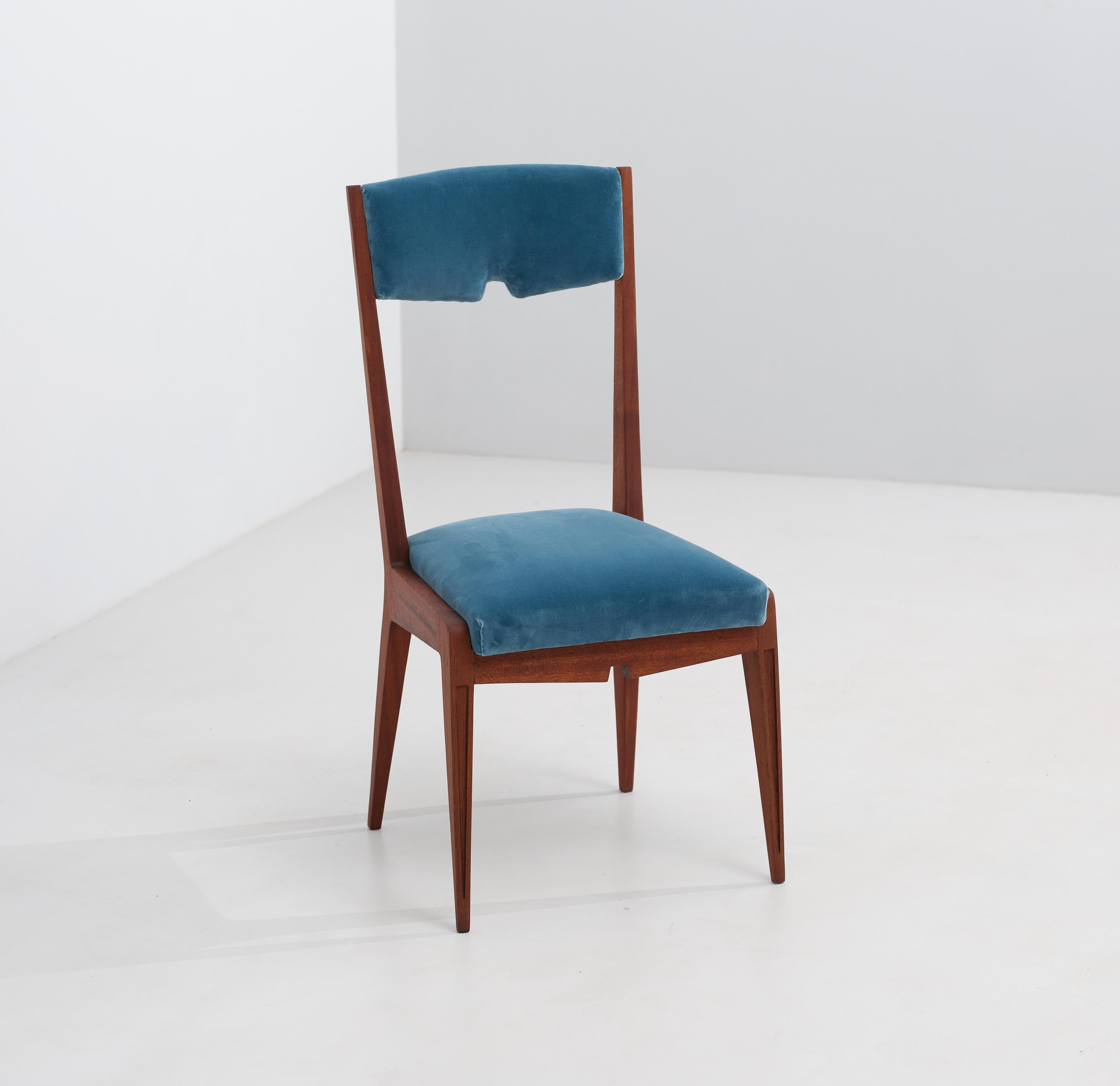 Mid-Century moderno Sedia italiana restaurata degli anni '50 in Wood Wood esotico con rivestimento in velluto blu in vendita
