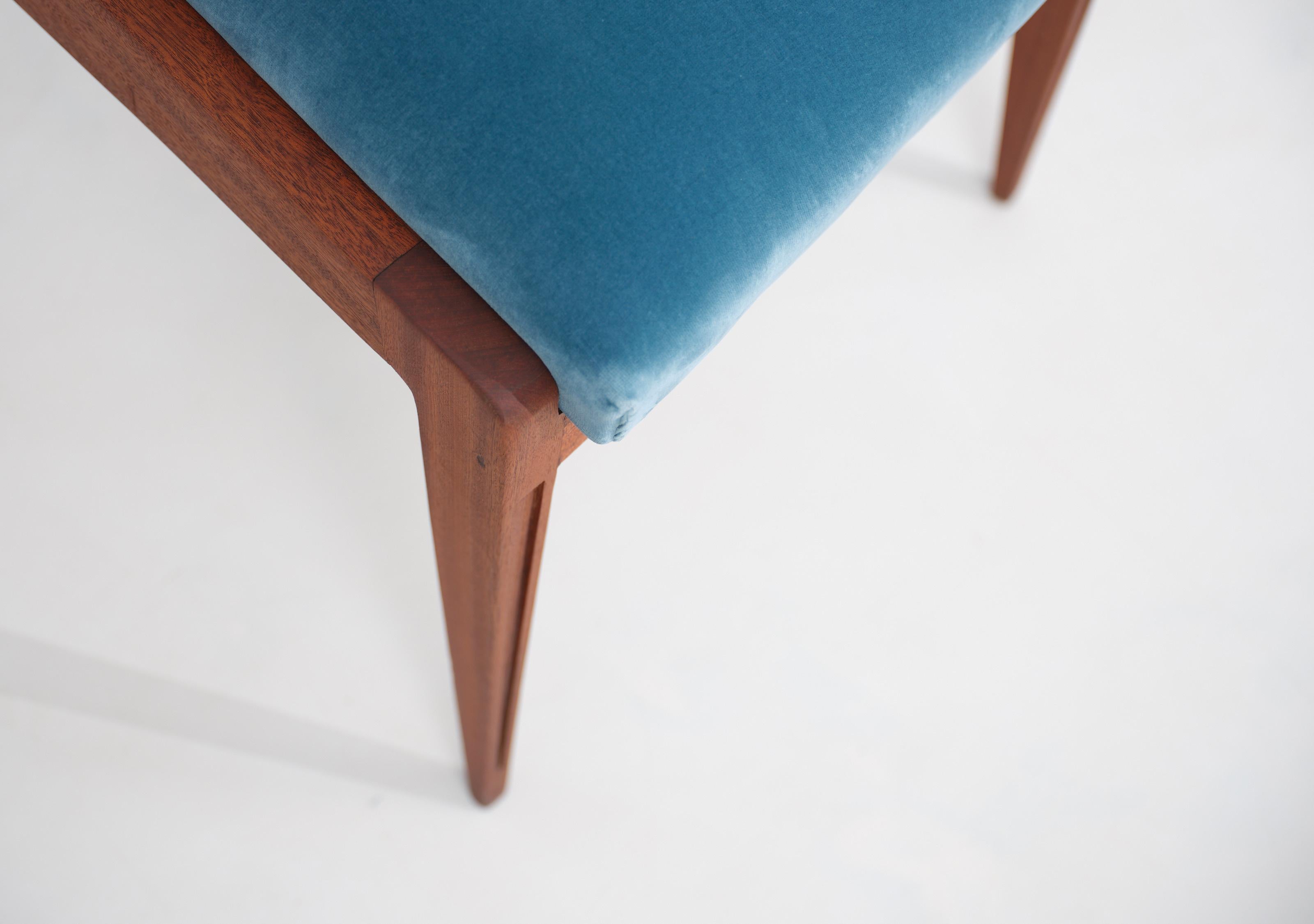 Sedia italiana restaurata degli anni '50 in Wood Wood esotico con rivestimento in velluto blu In condizioni buone in vendita a Rome, IT