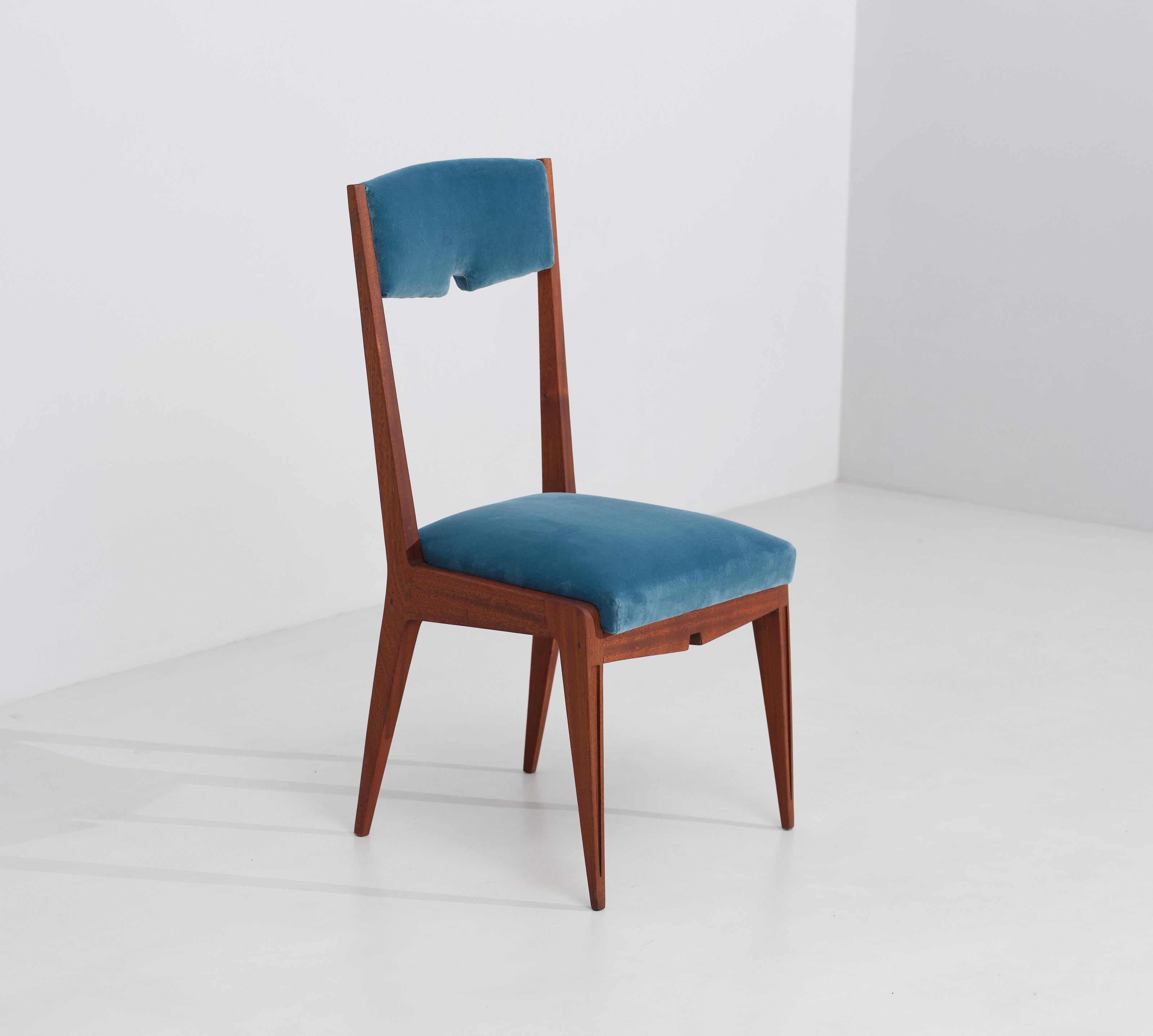 Velluto Sedia italiana restaurata degli anni '50 in Wood Wood esotico con rivestimento in velluto blu in vendita