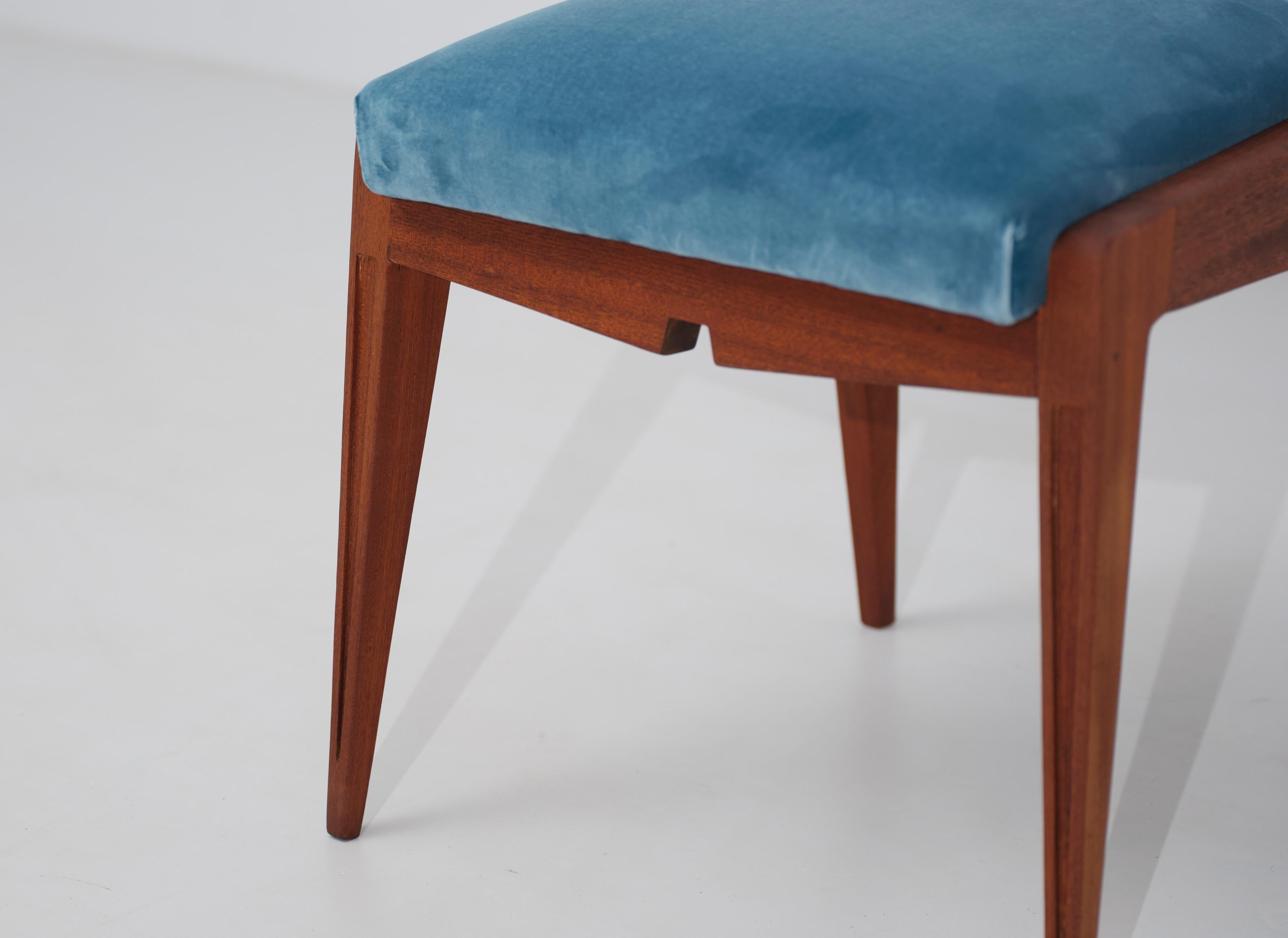 Sedia italiana restaurata degli anni '50 in Wood Wood esotico con rivestimento in velluto blu in vendita 1